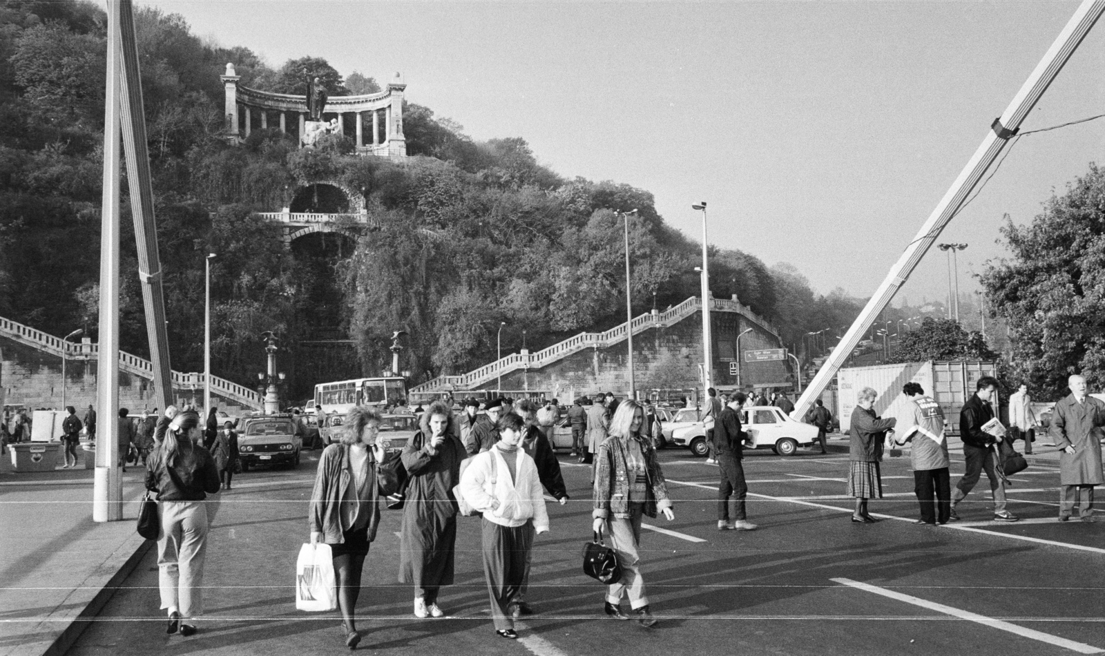 Hungary, Budapest I., az Erzsébet híd budai hídfője, szemben a Szent Gellért szobor és lépcső. A felvétel a taxisblokád idején, 1990. október 26-án készült., 1990, Vimola Károly, taxicab, Budapest, regime change, Fortepan #250458