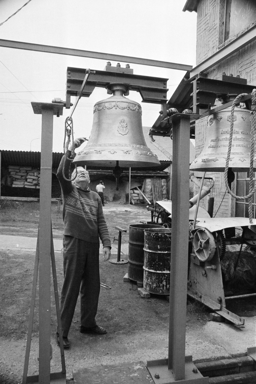 Hungary, Gombos Lajos harangöntő mester., 1987, Vimola Károly, bell, bell-maker, Fortepan #250472