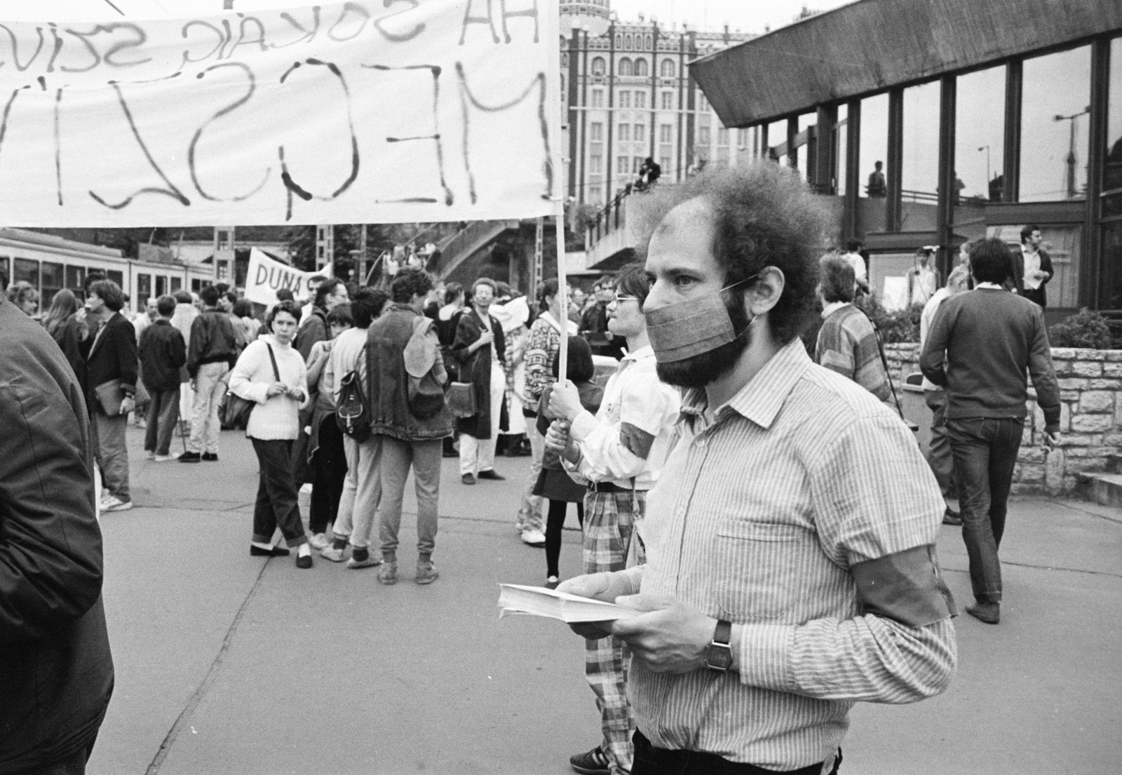 Hungary, Budapest II.,Budapest XII., Széll Kálmán (Moszkva) tér, a háttérben a Postapalota. Környezetvédő szervezetek által 1989. április 21-én szervezett demonstráció a légszennyezés ellen., 1989, Vimola Károly, Budapest, regime change, Fortepan #250476