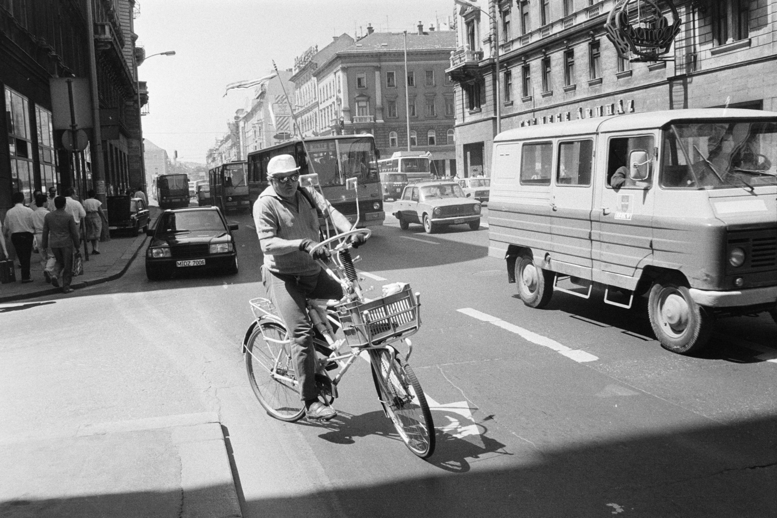 Hungary, Budapest VII.,Budapest VIII., Rákóczi út a Csokonai utca torkolatánál, jobbra a Csemege Áruház / éjjel-nappal közért a Rákóczi út - Lenin (Erzsébet) körút sarkán., 1988, Vimola Károly, Budapest, Best of, Ikarus-brand, bicycle, Zuk-brand, steering wheel, Fortepan #250479