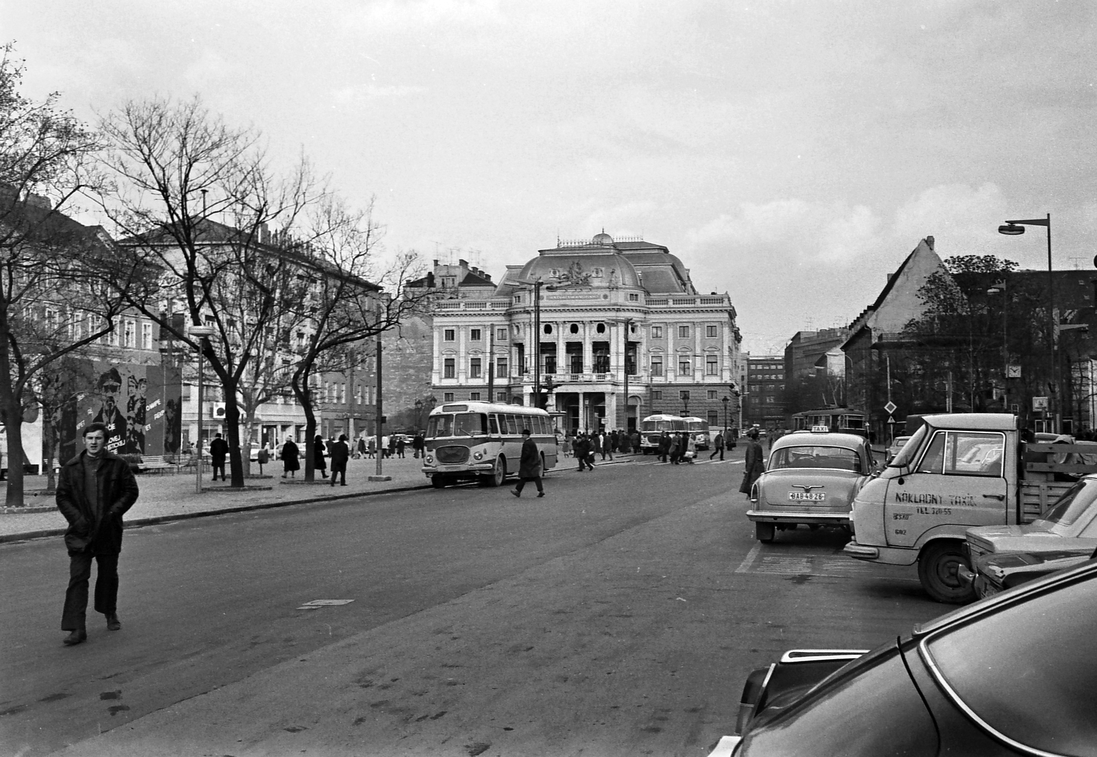 Slovakia, Bratislava, Hviezdoslavovo námestie, Nemzeti Színház., 1973, Tóth Károly dr, Czechoslovakia, bus, Tatra-brand, GAZ-brand, national theater, square, Skoda-brand, Lenin-portrayal, bus stop, Renaissance Revival, Fellner and Helmer-design, minivan, automobile, taxicab stand, number plate, TAZ-brand, Ferdinand Fellner Jr.-design, Hermann Helmer-design, Fortepan #25048