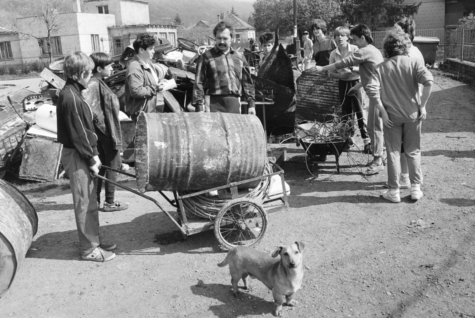 Magyarország, Kismaros, (ekkor Verőcemaros része), Mátyás utca a Liget utca kereszteződésénél., 1988, Vimola Károly, fémgyűjtés, Fortepan #250481