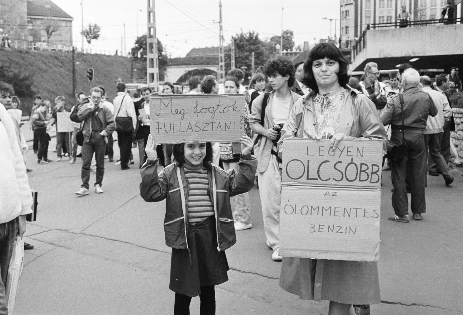 Hungary, Budapest II.,Budapest I.,Budapest XII., Széll Kálmán (Moszkva) tér, a háttérben a Várfok utca és a Postapalota. Környezetvédő szervezetek által 1989. április 21-én szervezett demonstráció a légszennyezés ellen., 1989, Vimola Károly, Budapest, regime change, Fortepan #250484