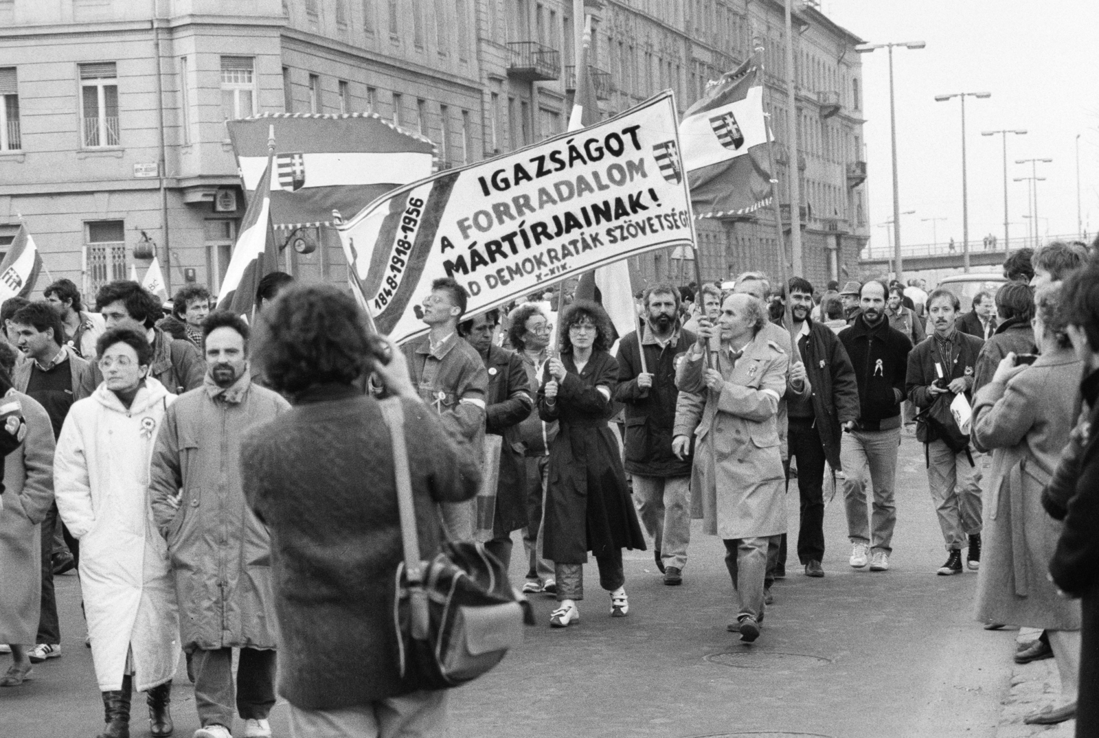 Magyarország, Budapest II., Bem rakpart a Margit híd felé nézve, a március 15-i megemlékezés és békés tüntetés résztvevői., 1989, Vimola Károly, rendszerváltás, Budapest, Fortepan #250491