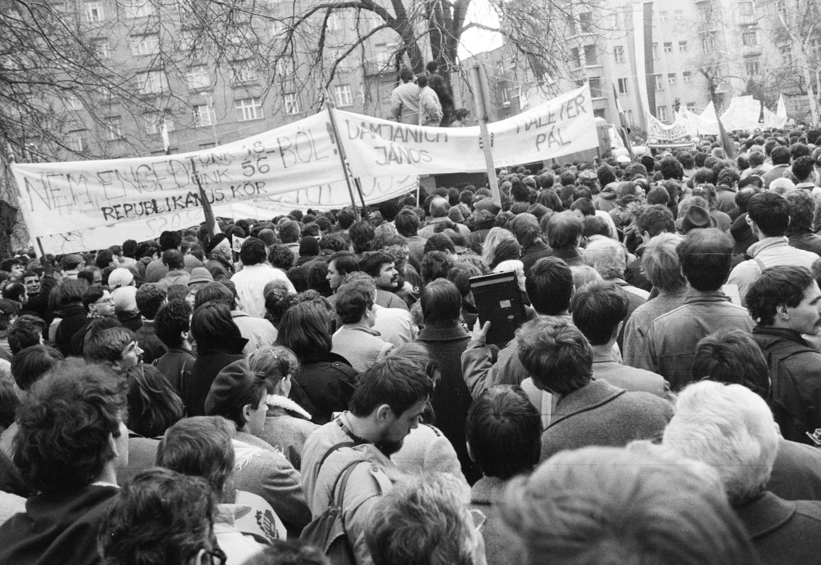 Hungary, Budapest II., Bem József tér, a március 15-i megemlékezés és békés tüntetés résztvevői a Bem szobor előtt., 1989, Vimola Károly, regime change, Budapest, Fortepan #250492