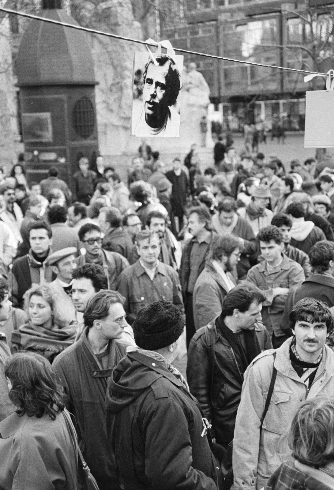 Hungary, Budapest V., Vörösmarty tér, Vaclav Havel csehszlovák író szabadon bocsátásáért rendezett tiltakozó gyűlés 1989. március 2-án. Háttérben Vörösmarty Mihály szobrának talapzata látszik., 1989, Vimola Károly, strike, regime change, Budapest, Fortepan #250493