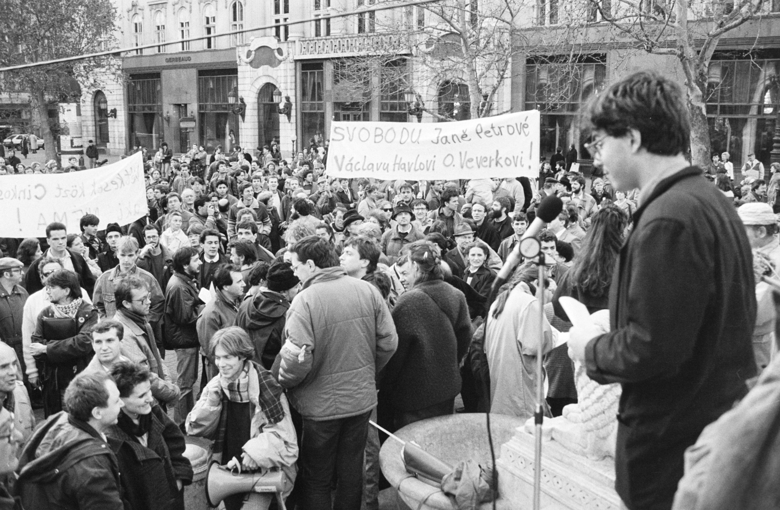 Hungary, Budapest V., Vörösmarty tér, Vaclav Havel csehszlovák író szabadon bocsátásáért rendezett tiltakozó gyűlés 1989. március 2-án. Háttérben a Gerbeaud (Vörösmarty) cukrászda látható. A szónok az Oroszlános kútnál áll., 1989, Vimola Károly, strike, regime change, Budapest, Fortepan #250495