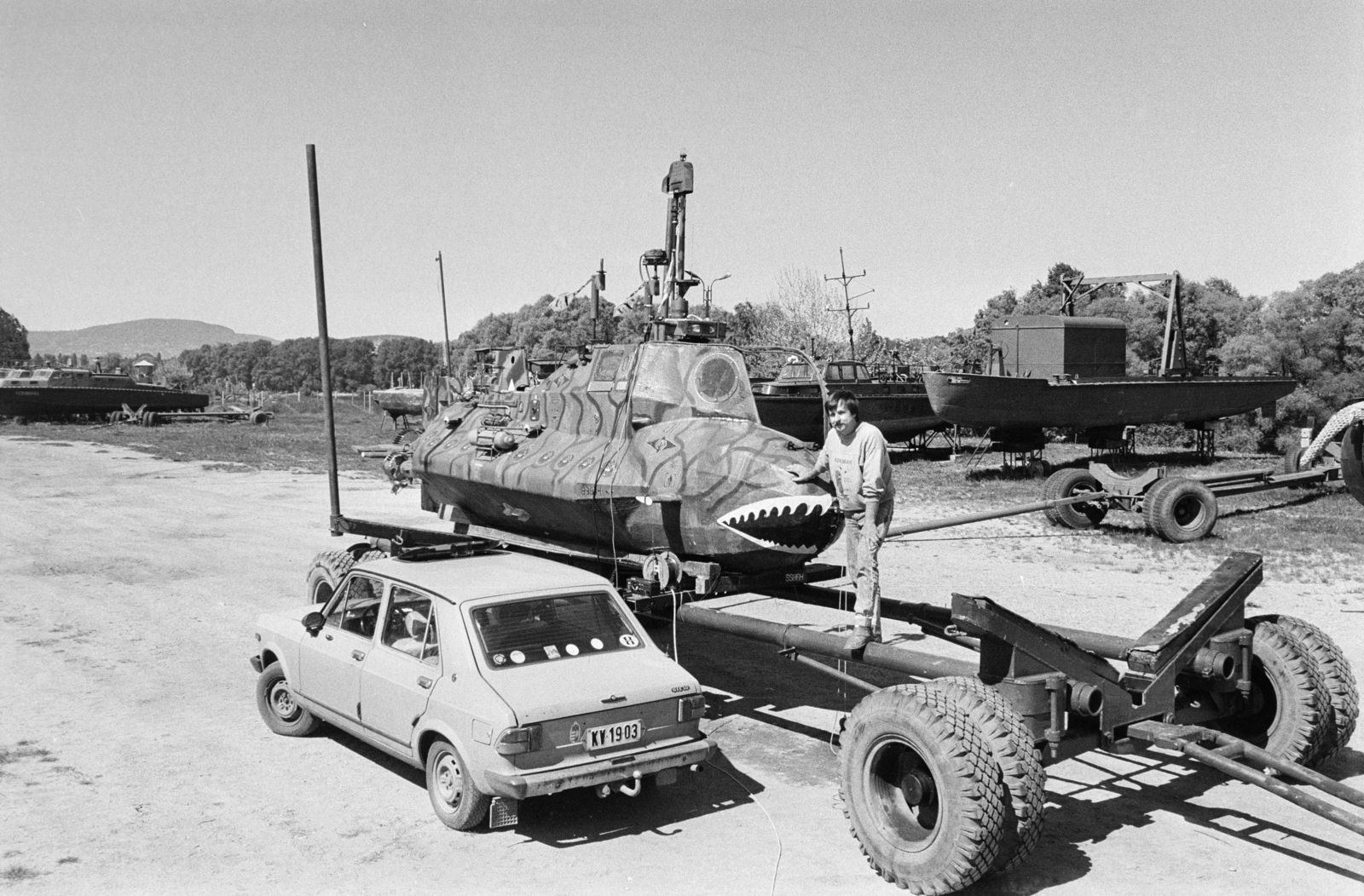 Hungary, Budapest IV., Flottilla-öböl, Forintos Gyula saját maga készítette tengeralattjárójával., 1990, Vimola Károly, Zastava-brand, number plate, Budapest, submarine, Zastava Yugo Skala 55, Fortepan #250496