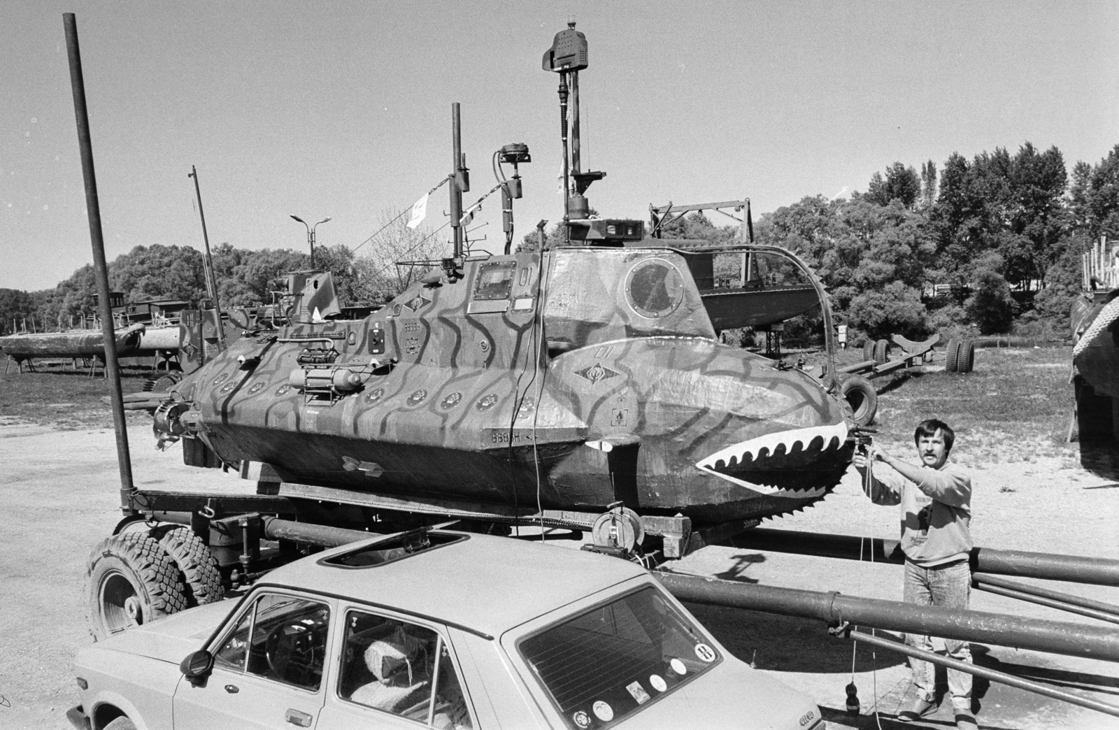 Hungary, Budapest IV., Flottilla-öböl, Forintos Gyula saját maga készítette tengeralattjárójával., 1990, Vimola Károly, Budapest, submarine, Fortepan #250497