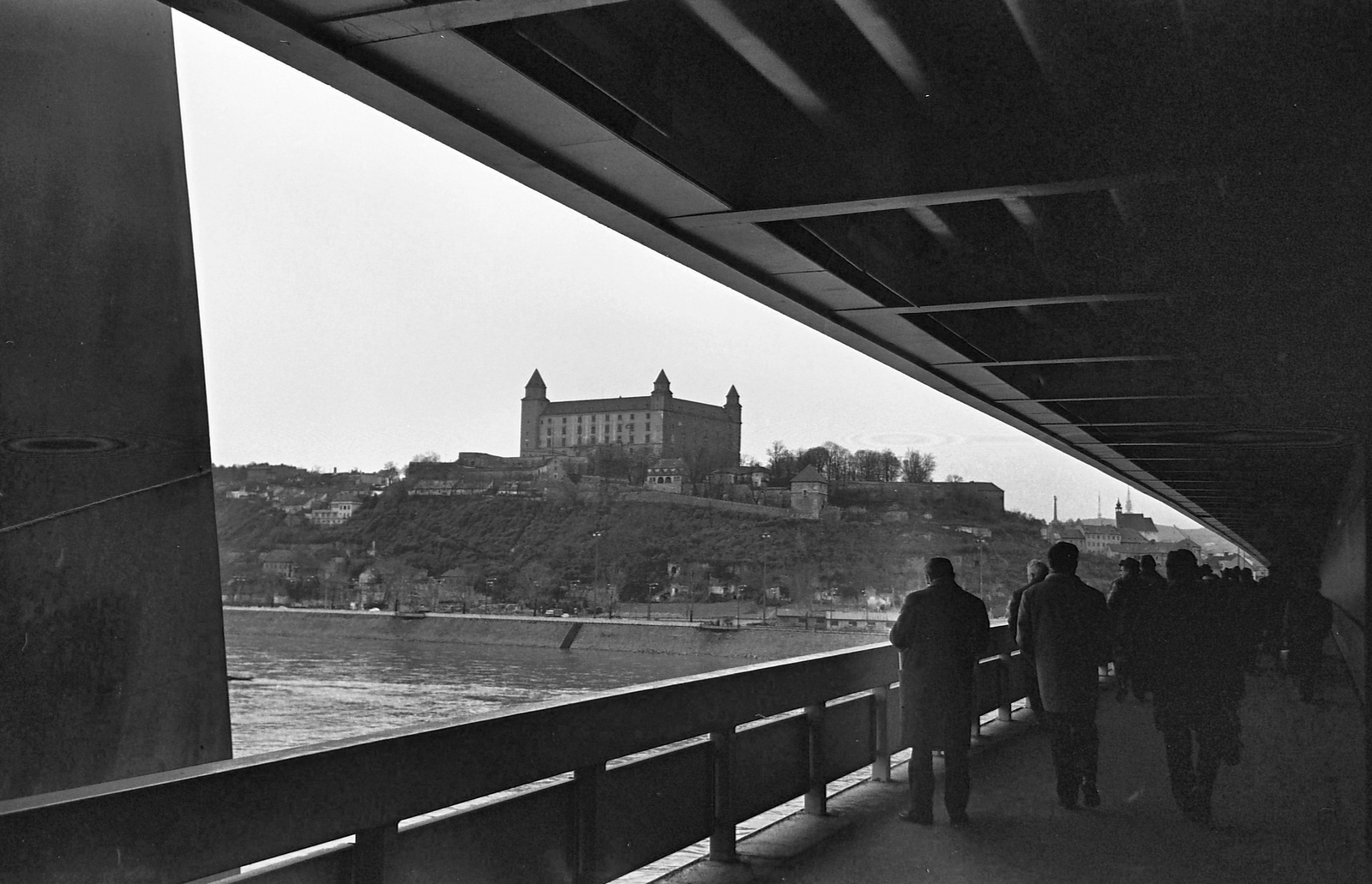 Slovakia, Bratislava, a vár az Új hídról., 1973, Tóth Károly dr, Czechoslovakia, bridge, castle, Danube, Duna-bridge, cable-stayed bridge, Jozef Lacko-design, Ladislav Kušnír-design, Ivan Slameň-design, Arpád Tesár-design, Jozef Zvara-design, Fortepan #25050