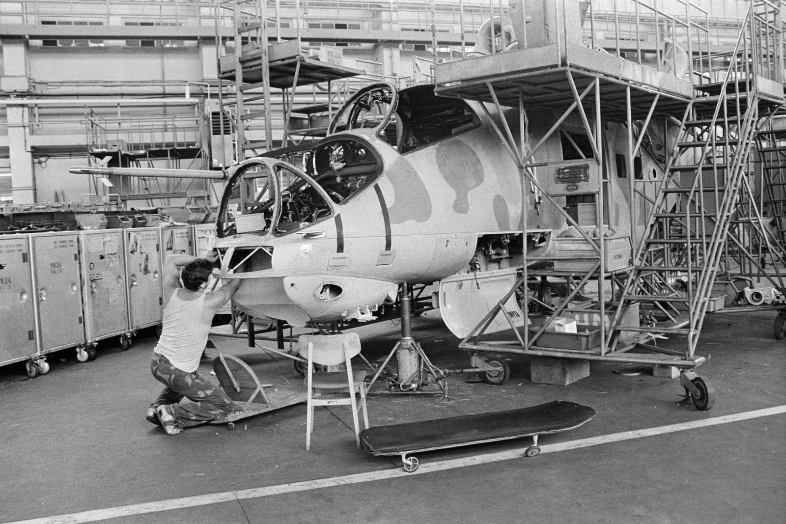 Hungary, Tököl, Hangár utca 1., Pestvidéki Gépgyár (PG) nagyhangár, Mil Mi-24 helikopterek felújítása., 1989, Vimola Károly, Fortepan #250529