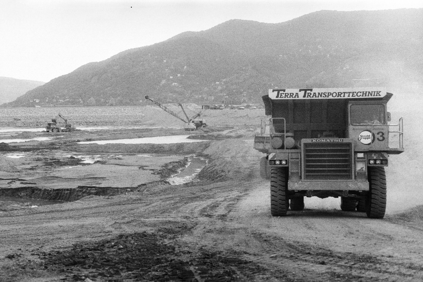 Hungary,Danube Bend, Visegrád, ideiglenes Duna-meder létesítése a bős-nagymarosi vízlépcsőrendszer építésekor., 1988, Vimola Károly, regime change, Fortepan #250532