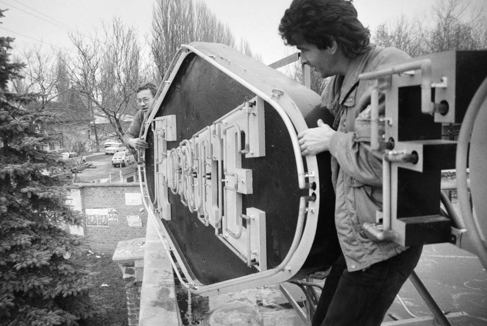 Hungary, Vác, Vám utca 3., a FORTE Fotokémia üzem neon emblémájának leszerelése., 1989, Vimola Károly, neon sign, Fortepan #250535