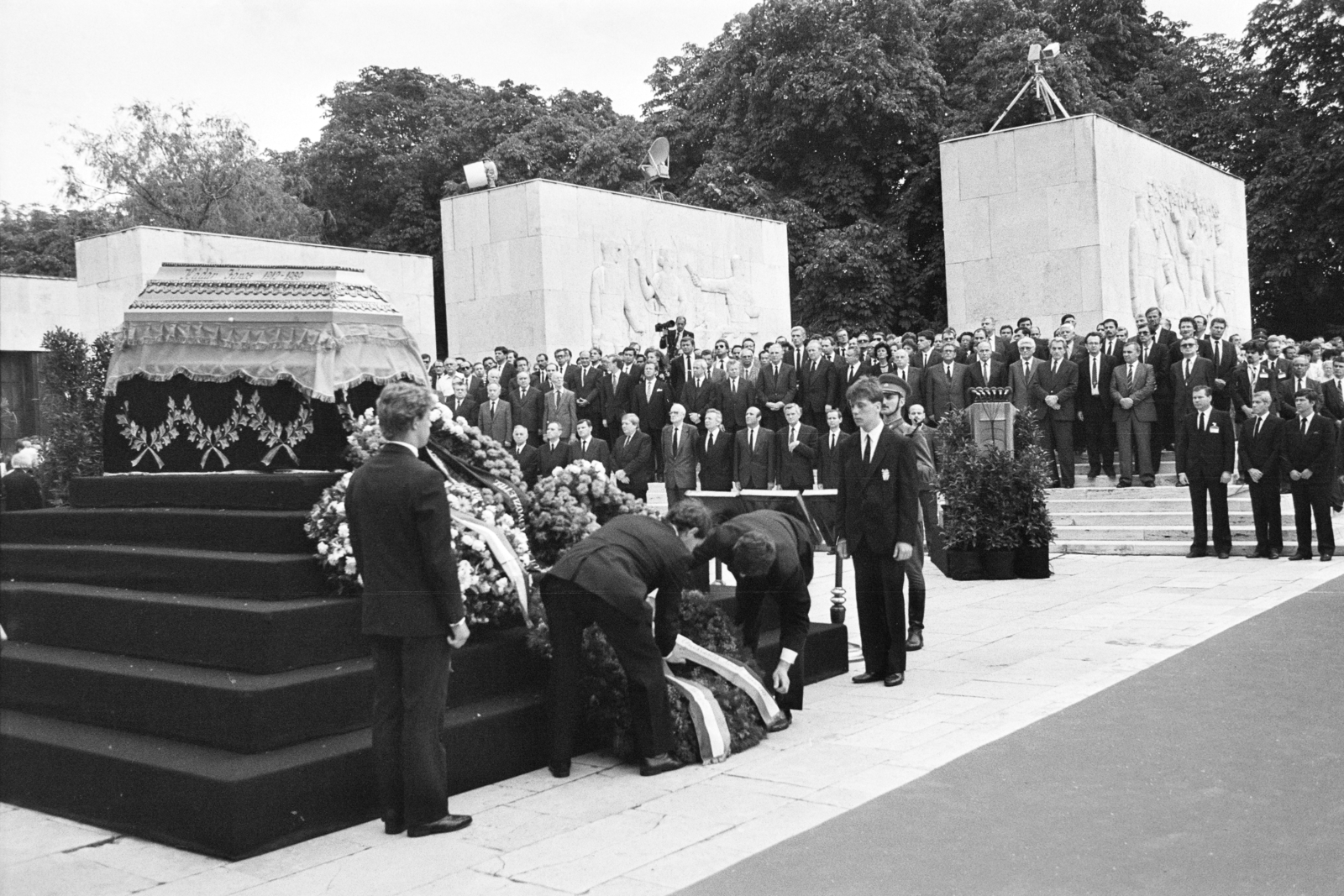 Hungary, Budapest VIII., Fiumei úti Nemzeti Sírkert (Kerepesi temető), Munkásmozgalmi pantheon. Kádár János temetése 1989. július 14-én., 1989, Vimola Károly, catafalque, Budapest, Fortepan #250546