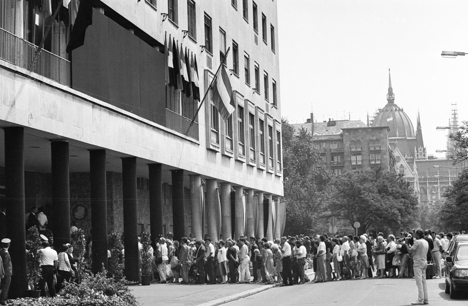 Hungary, Budapest V., Széchenyi rakpart, az MSZMP székház a mai Képviselői Irodaház ("Fehér Ház") előtt gyászolók állnak sorban, hogy leróják kegyeletüket Kádár János ravatalánál., 1989, Vimola Károly, Budapest, Fortepan #250547