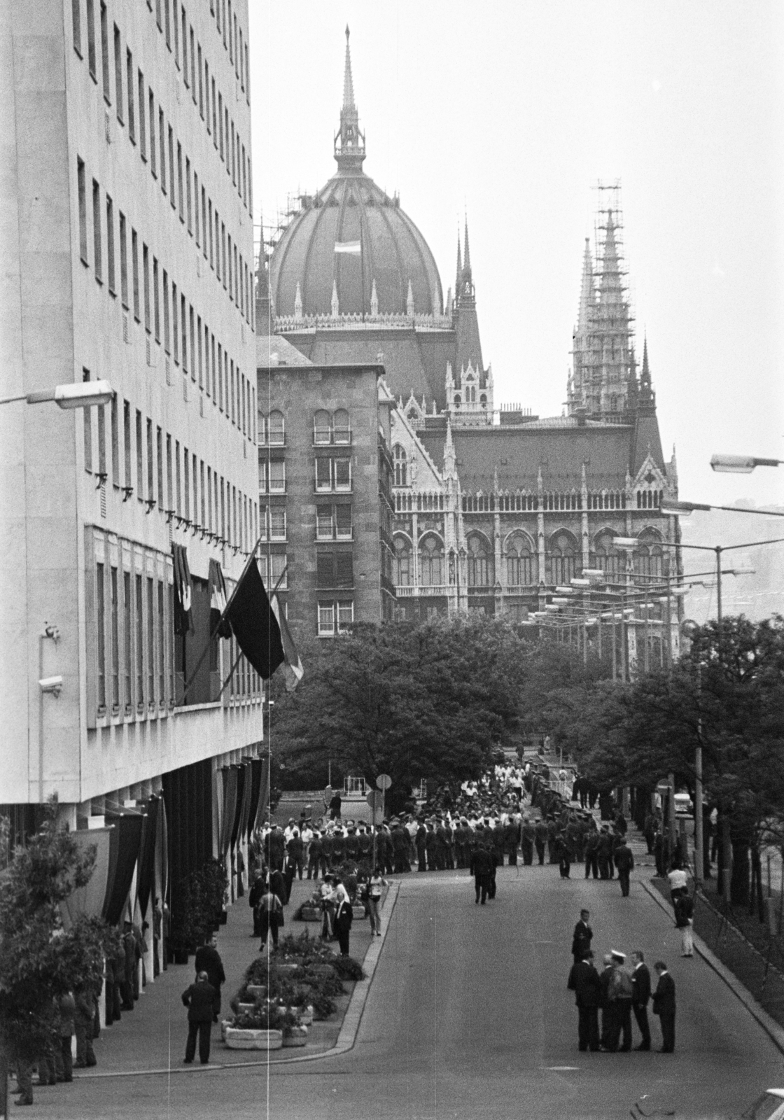 Hungary, Budapest V., Széchenyi rakpart, háttérben a Parlament. Az MSZMP székház a mai Képviselői Irodaház ("Fehér Ház") előtt gyászolók állnak sorban, hogy leróják kegyeletüket Kádár János ravatalánál., 1989, Vimola Károly, Budapest, Fortepan #250550