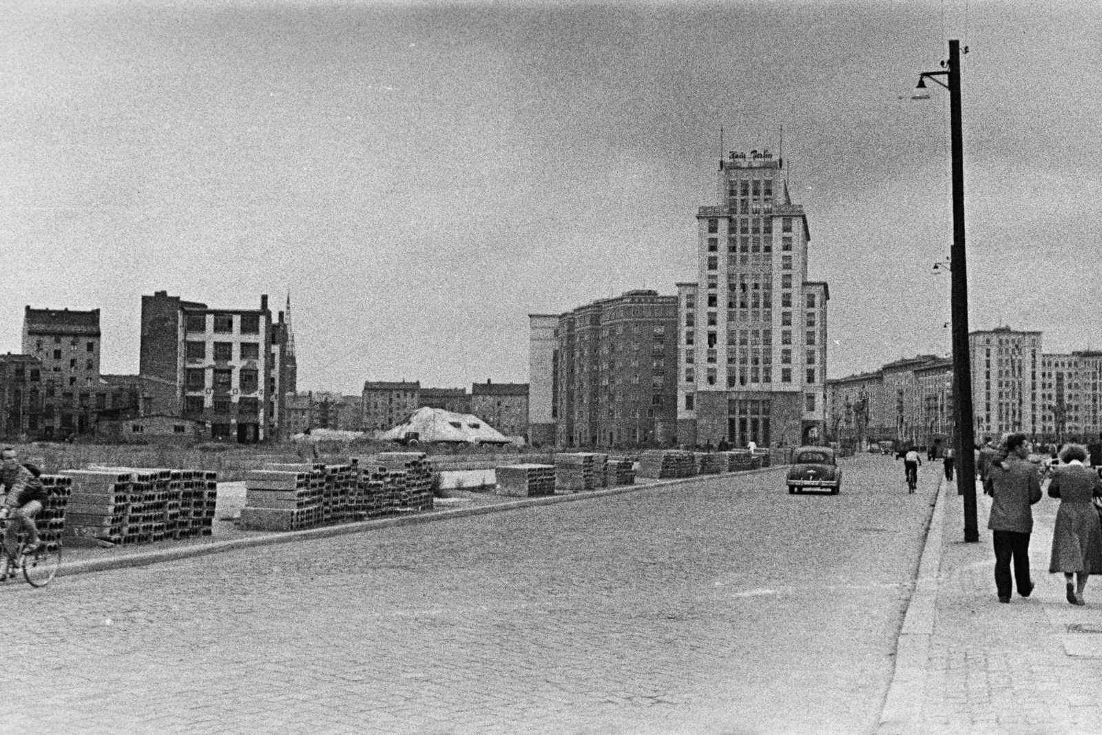 Germany, Berlin, Kelet-Berlin, a Karl-Marx-Allee (Stalinallee)., 1959, Vimola Károly, GDR, bicycle, building material, Fortepan #250559