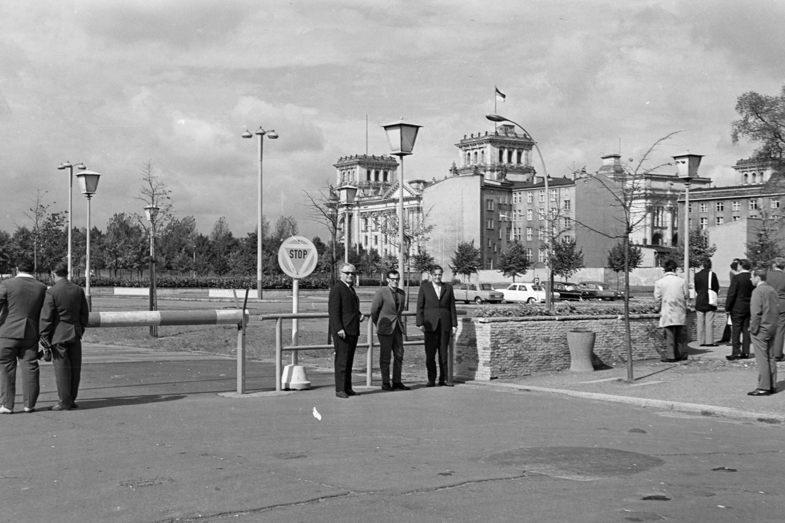 Germany, Berlin, Kelet-Berlin, Pariser Platz, a háttérben a nyugat-berlini oldalon a Reichstag épülete., 1971, Vimola Károly, GDR, Fortepan #250566