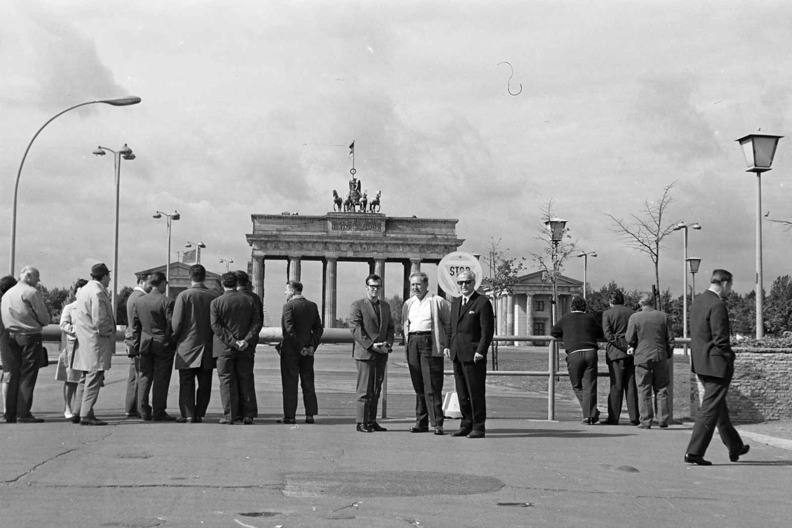 Germany, Berlin, Kelet-Berlin, Pariser Platz, a háttérben a Brandenburgi kapu., 1971, Vimola Károly, GDR, Fortepan #250567