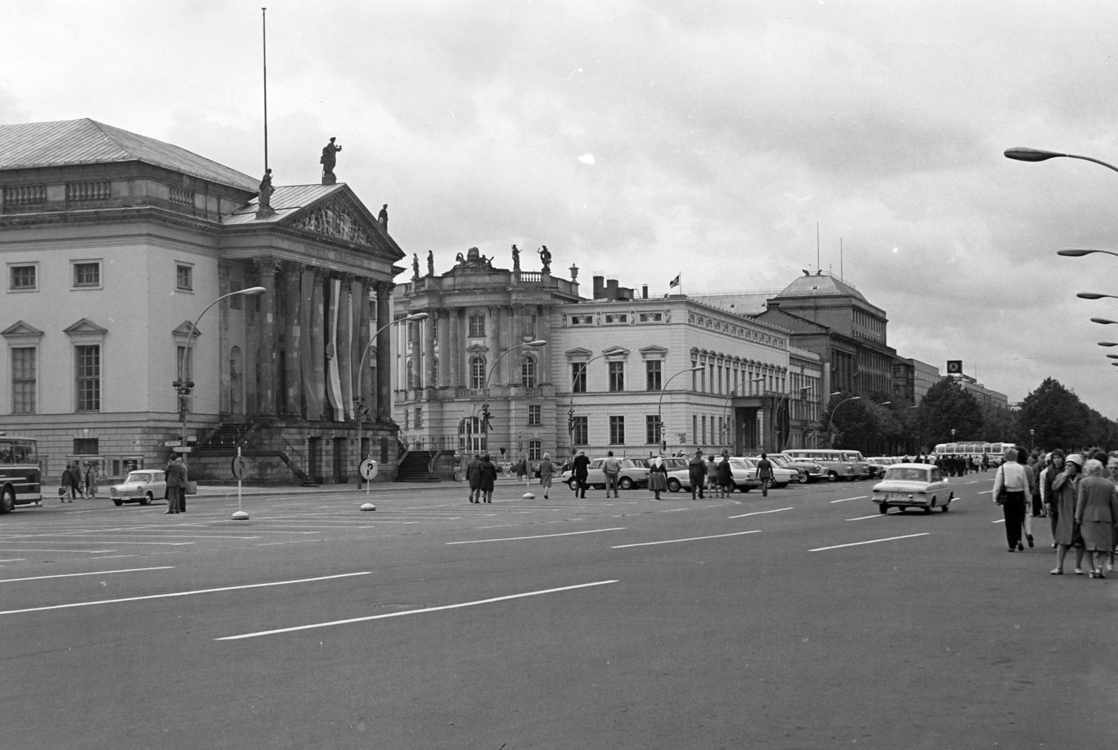 Germany, Berlin, Kelet-Berlin, Unter den Linden, balra az Operaház (Staatsoper), majd a Humboldt Egyetem jogi karának épülete, 1971, Vimola Károly, GDR, Fortepan #250568