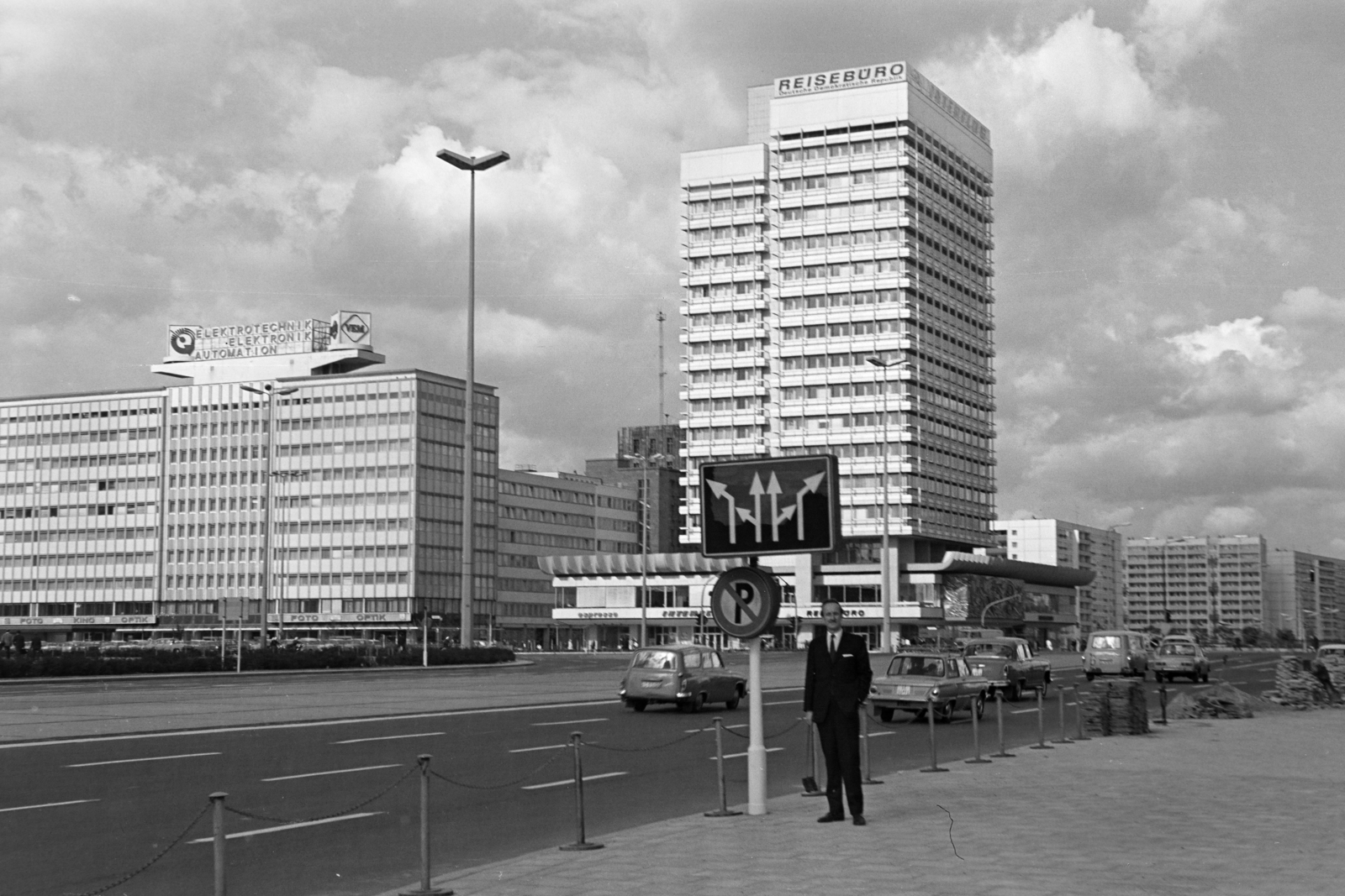 Germany, Berlin, Kelet-Berlin, az Otto Braun Strasse (Hans Beimler Strasse) a Karl-Marx-Allee kereszteződése előtt. Balra az Elektromos-ipar Háza (Haus der Elektroindustrie), ekkor az NDK elektronikai minisztériumának székháza. Középen az Utazás Háza (Haus des Reisens)., 1971, Vimola Károly, GDR, Fortepan #250570