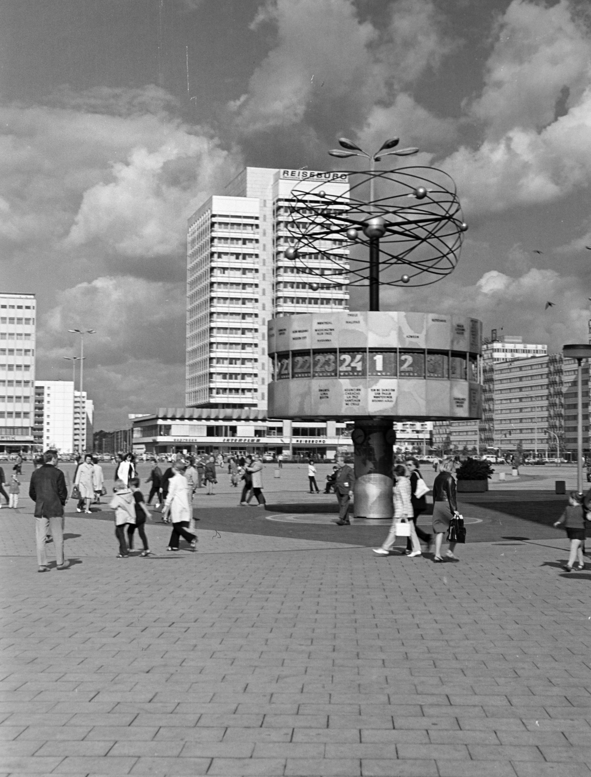 Germany, Berlin, Kelet-Berlin, Alexanderplatz, előtérben a világóra., 1971, Vimola Károly, GDR, Fortepan #250571