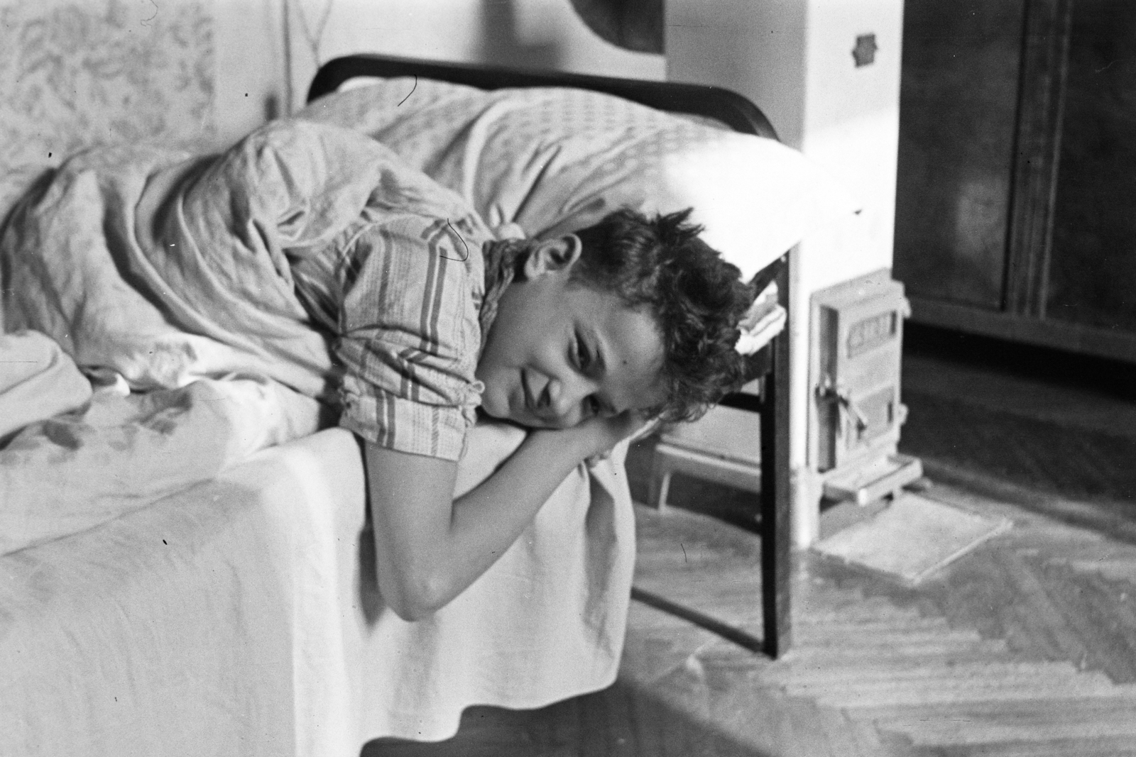 1951, Vimola Károly, nightgown, bed, teenager, boy, stove, bedsheet, Fortepan #250579
