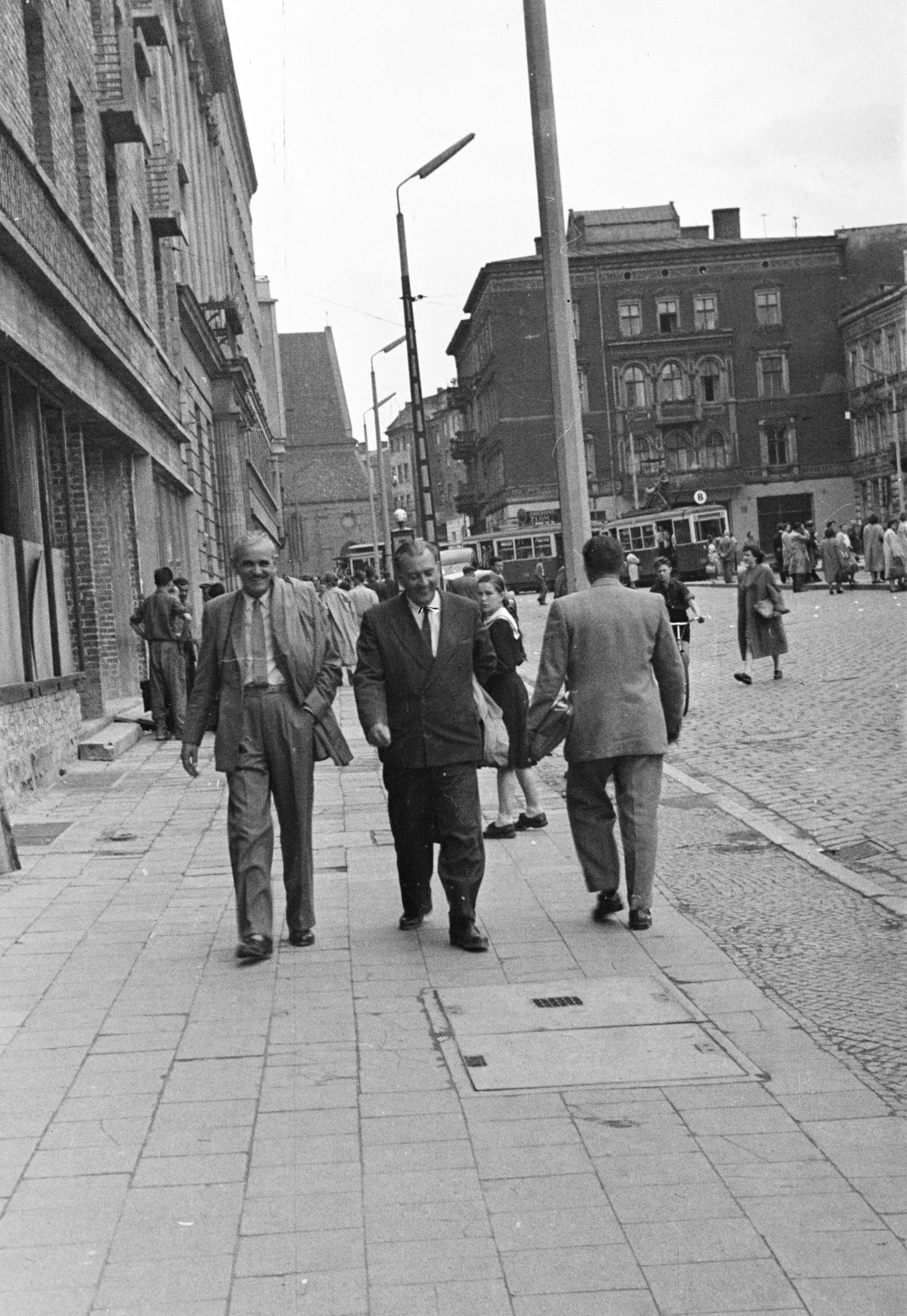 Poland, Poznań, Aleje Marcinkowskiego, háttérben a Szent Márton-templom (Kościół św. Marcina)., 1959, Vimola Károly, pedestrian, Fortepan #250580