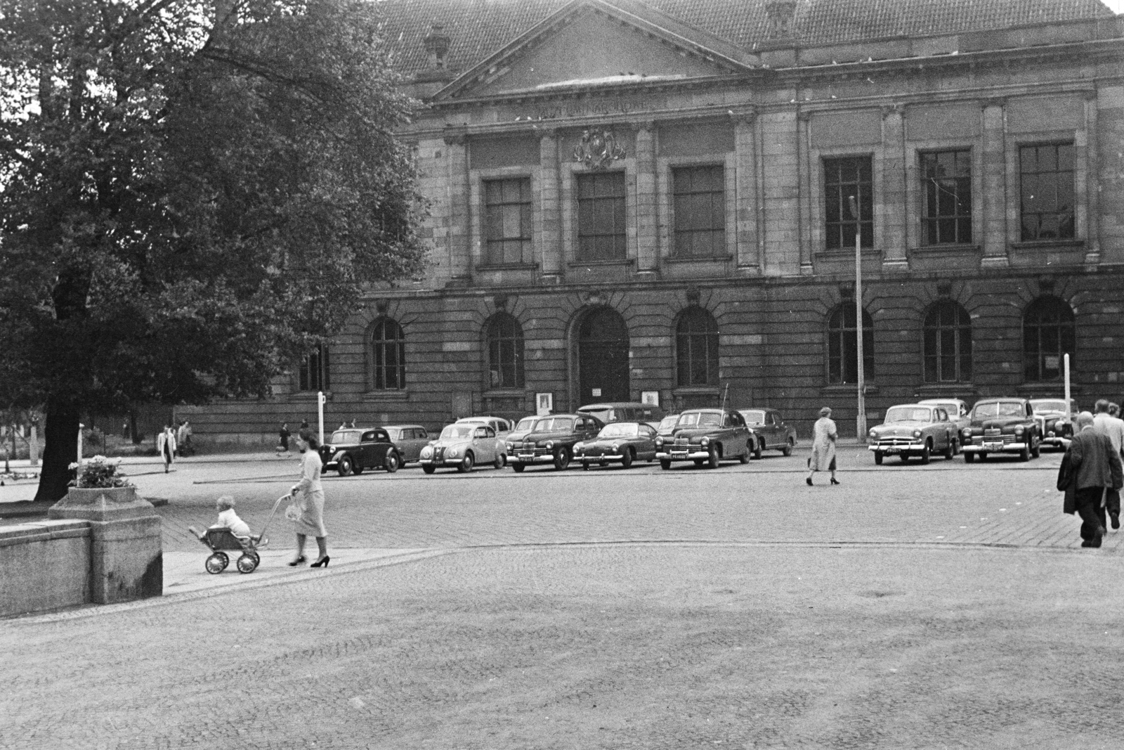 Lengyelország, Poznań, Aleje Marcinowskiego a płac Wolności felöl, a Poznań-i Nemzeti Múzeum (Muzeum Narodowe w Poznaniu)., 1959, Vimola Károly, Fortepan #250582