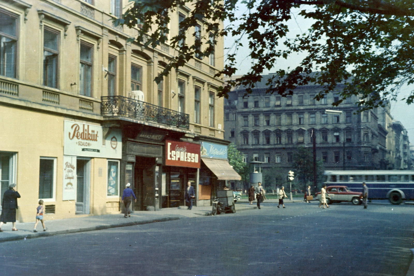 Hungary, Budapest V., Erzsébet (Engels) tér a Hild (ekkor még névtelen) tér és az Október 6. utca felé nézve., 1959, Vimola Károly, Budapest, colorful, perfume store, espresso, pedicure, Fortepan #250612