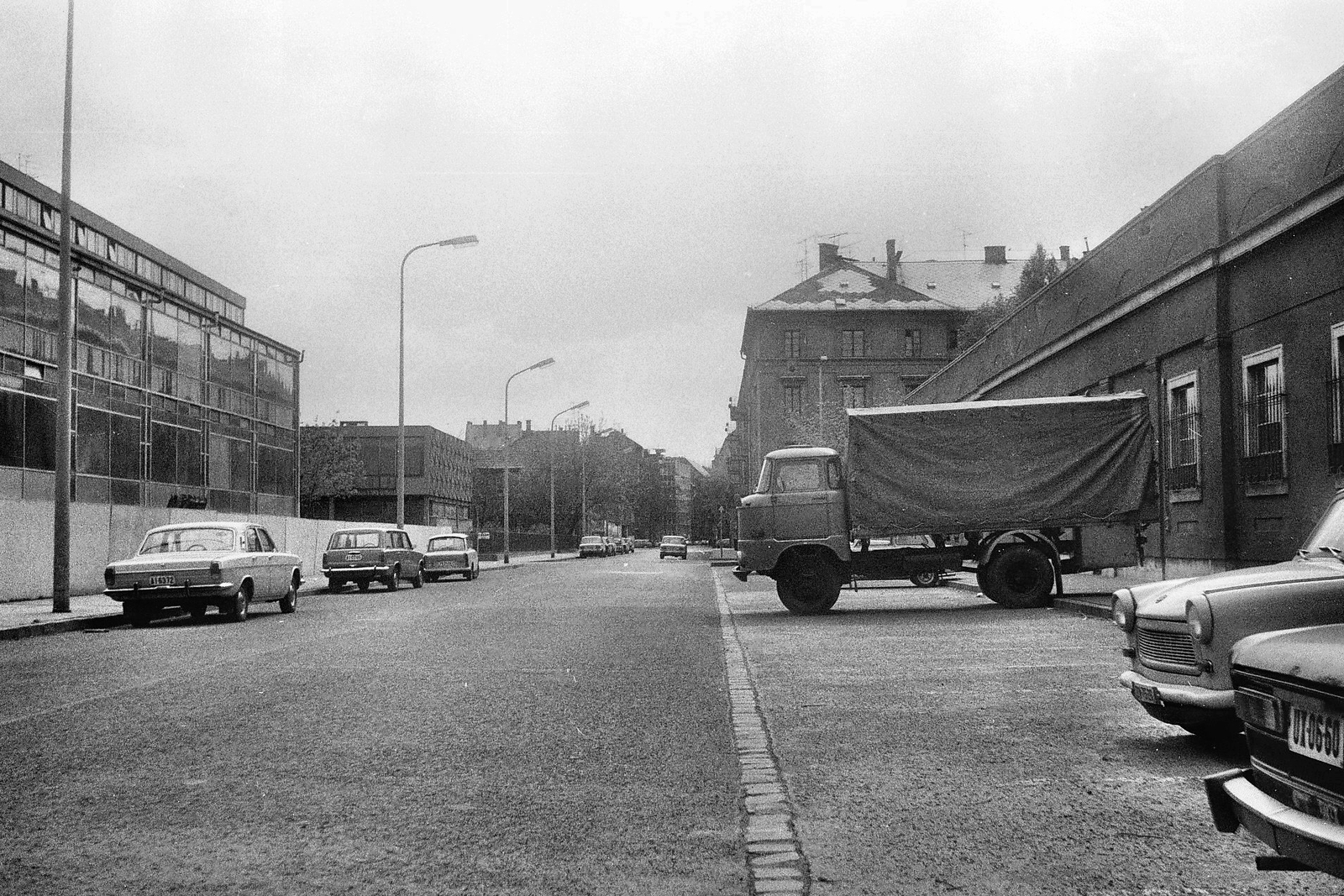 Magyarország, Budapest XIII., Pannónia (Rajk László) utca a Garam utcánál., 1985, Tóth Károly dr, Trabant-márka, utcakép, IFA-márka, IFA W50, Budapest, Fortepan #25062