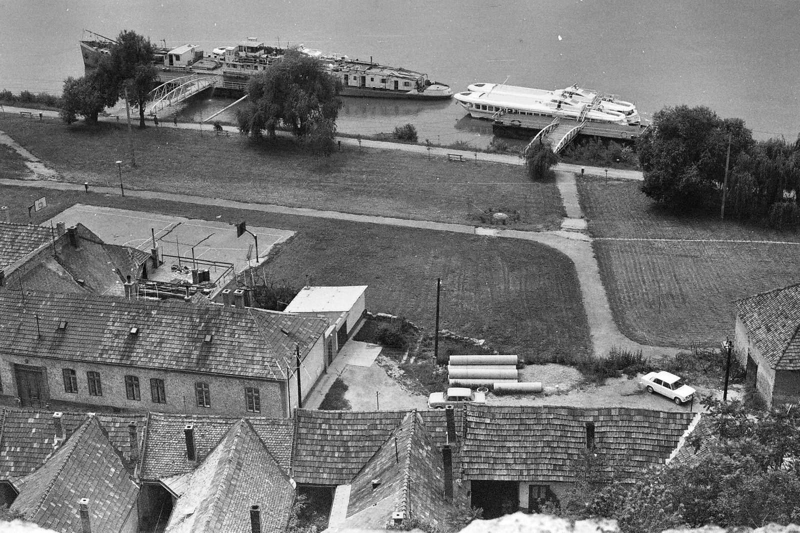 Hungary, Esztergom, Buda iskolahajó és két szárnyashajó a kikötőben., 1985, Tóth Károly dr, ship, hydrofoil, Stationary Ship No346/Buda Ship, Fortepan #25064