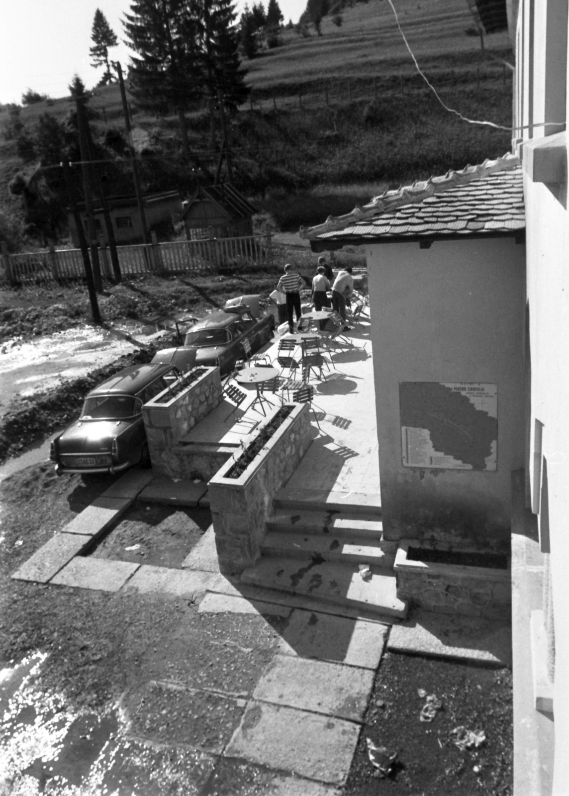 Románia,Erdély, Zernest, szálloda (Cabana Gura Raului) a Királykő hegység lábánál, a terasz előtt két Skoda 1000 MB., 1968, Nagy József, Skoda-márka, étterem, automobil, Fortepan #25083