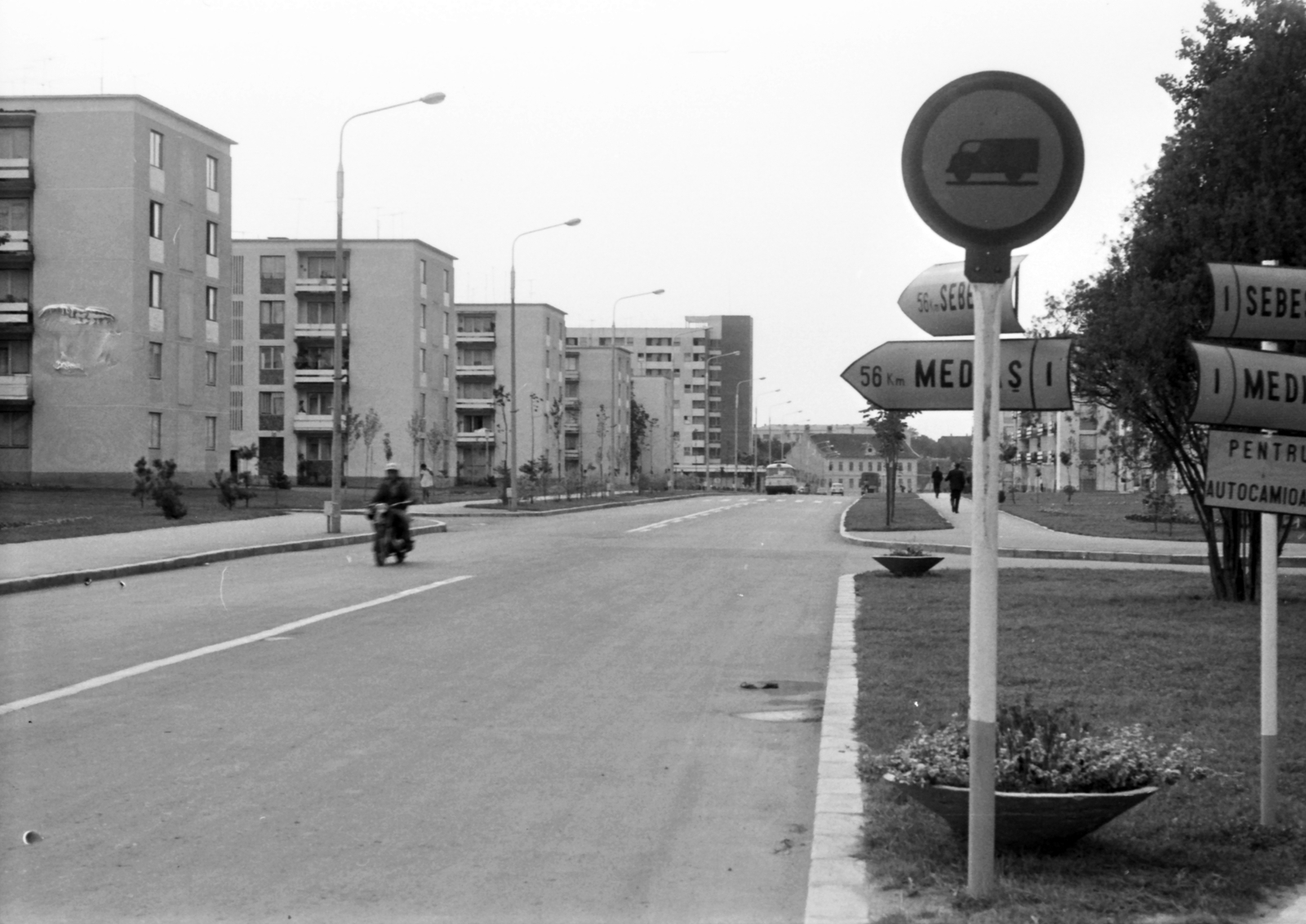 Romania,Transylvania, Sibiu, Bulevardul Vasile Milea., 1970, Nagy József, motorcycle, street view, road signs, blocks, Fortepan #25088