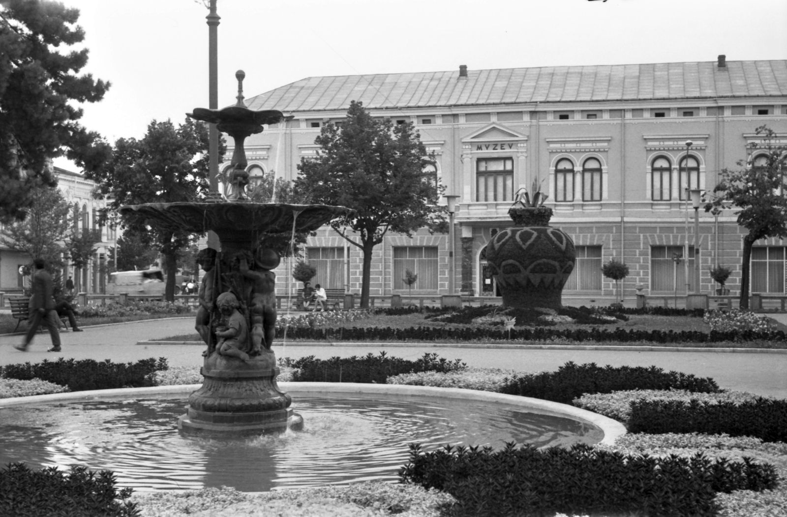 Romania, Brăila, Piata Traian, Múzeum., 1970, Nagy József, fountain, museum, Fortepan #25090