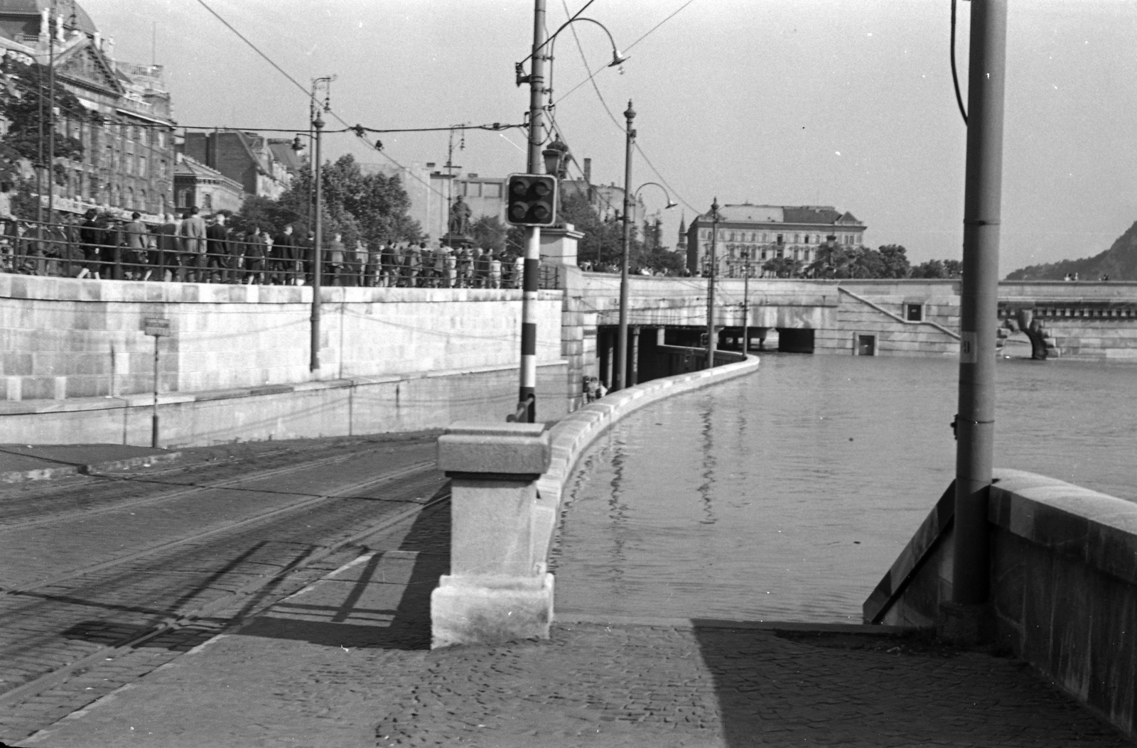 Magyarország, Budapest V., a pesti alsó rakpart és a villamos aluljáró a Széchenyi Lánchíd pesti hídfőjénél árvíz idején. Balra a Széchenyi István (Roosevelt) tér., 1954, FŐMTERV, Domonkos Endre, Budapest, árvíz, rakpart, Fortepan #251000