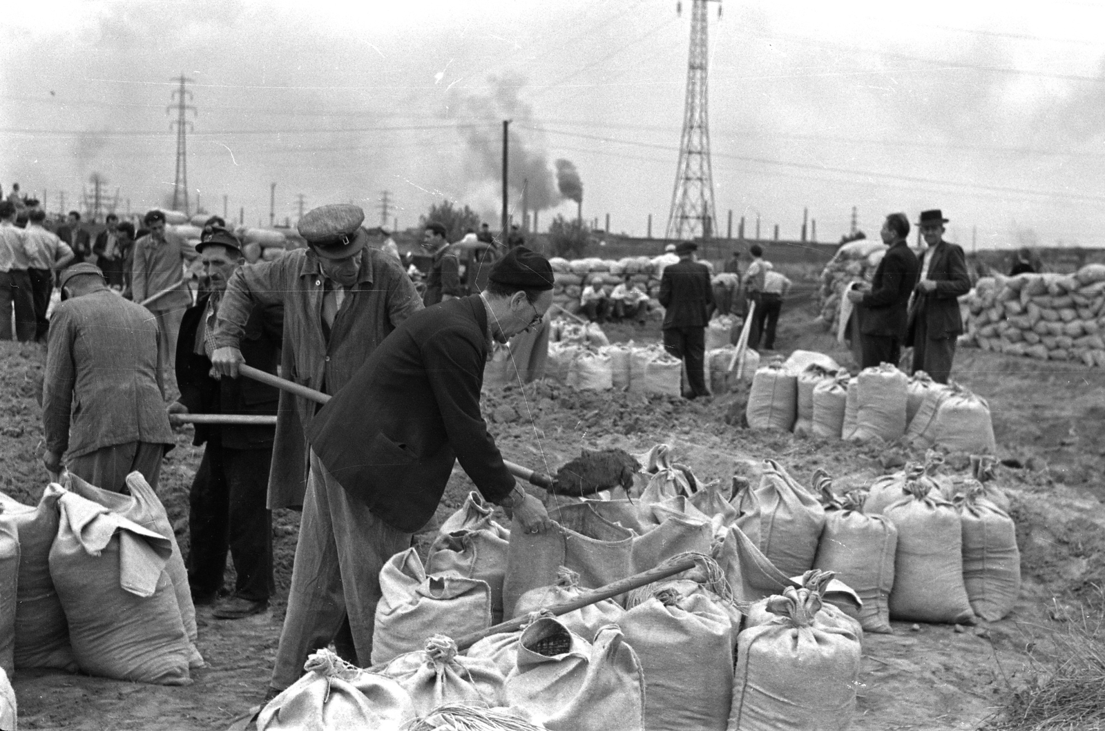 Hungary, Budapest XI., árvízi védekezés, homokzsákok töltése a Hunyadi Jánosút az Árasztó utca között területen., 1954, FŐMTERV, Budapest, sandbag, Fortepan #251004