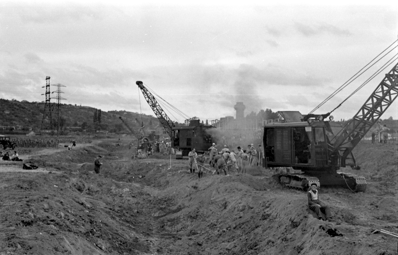 Hungary, Budapest XI., árvízi védekezés, gátépítés a Hunyadi János út és az Árasztó utca közötti területen., 1954, FŐMTERV, Budapest, towed excavator, flood control, Fortepan #251006