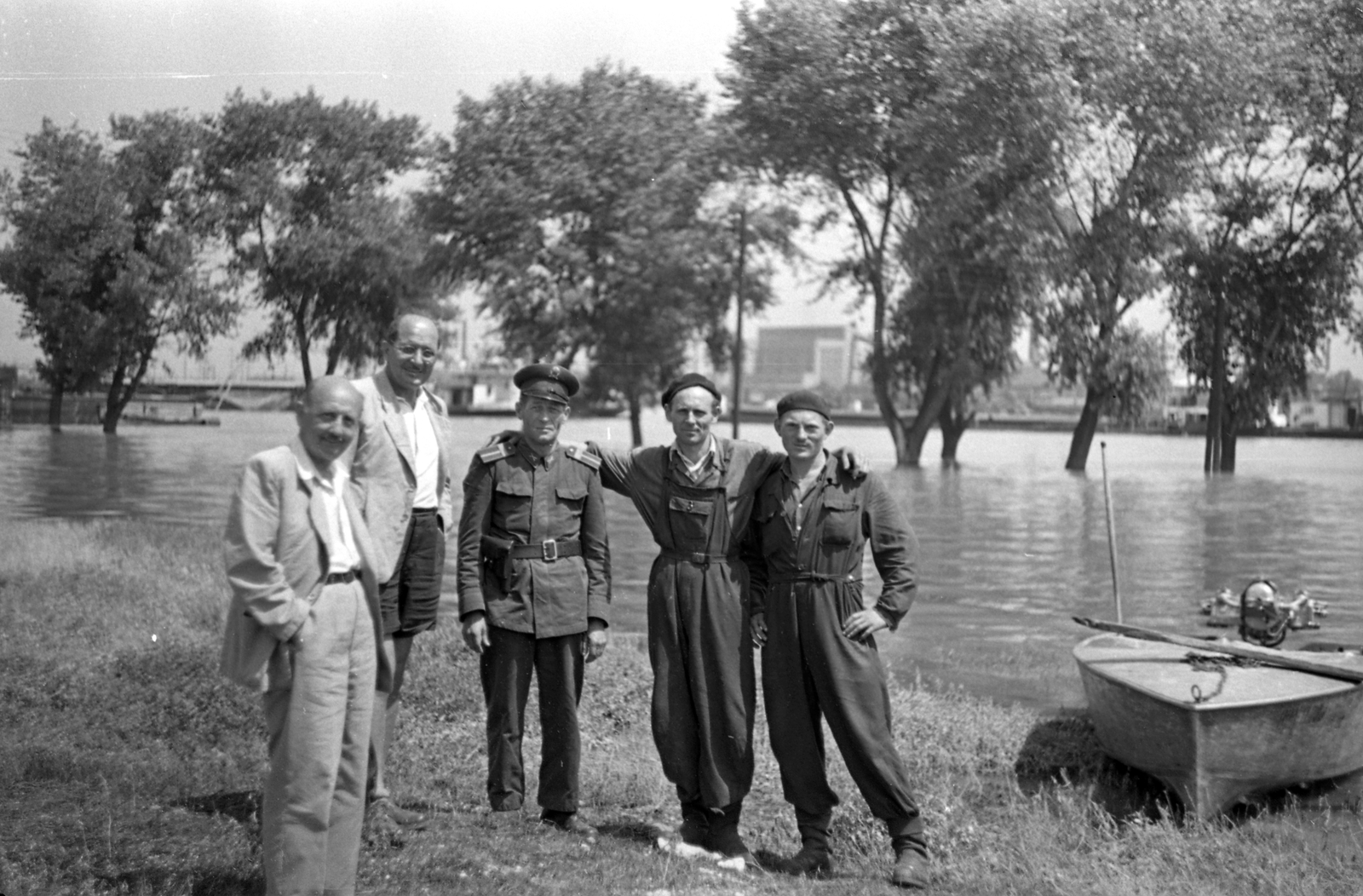 1954, FŐMTERV, Domonkos Endre, csoportkép, karok a vállon, árvízvédelem, Fortepan #251009