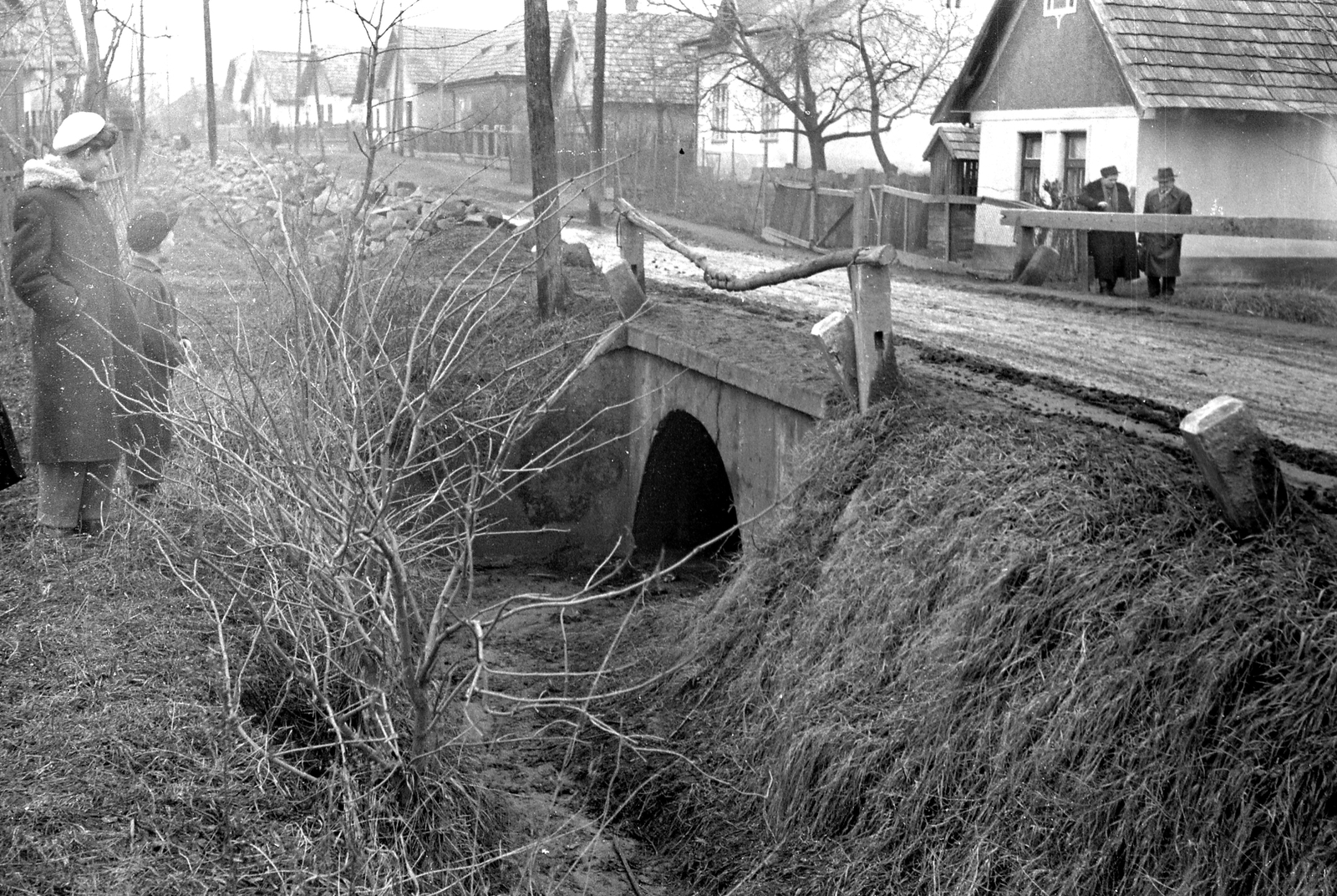 Hungary, Budapest XVII., Péceli út (Kossuth Lajos utca), jobbról a második ház a Péceli út 272. (ekkor Kossuth Lajos utca 14.) szám, az előtérben a Rákos-patakba tartó rákoscsabai vízárok., 1955, FŐMTERV, Budapest, street view, open ditch, Fortepan #251014