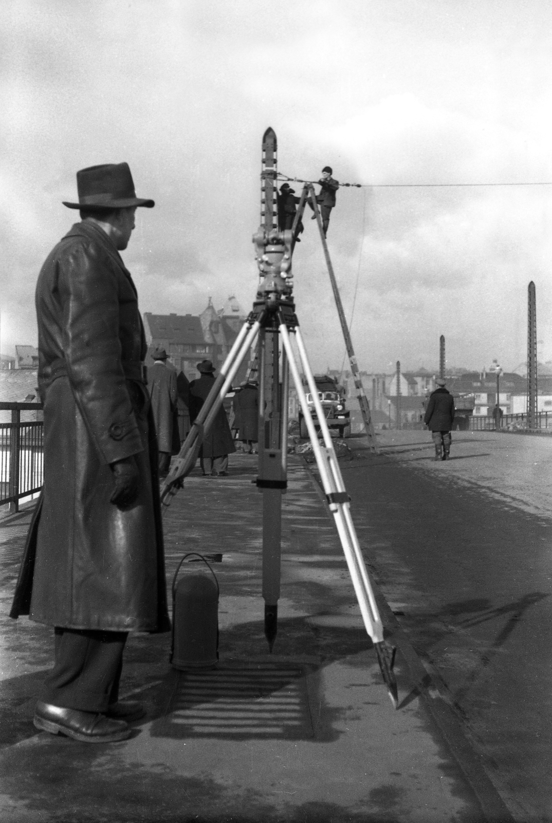 Hungary, Budapest VI.,Budapest XIII., Ferdinánd (Élmunkás) híd, a felvétel a trolibusz felsővezetékének szerelésekor készült., 1955, FŐMTERV, trolley bus, catenary wire, Budapest, theodolite, Fortepan #251016