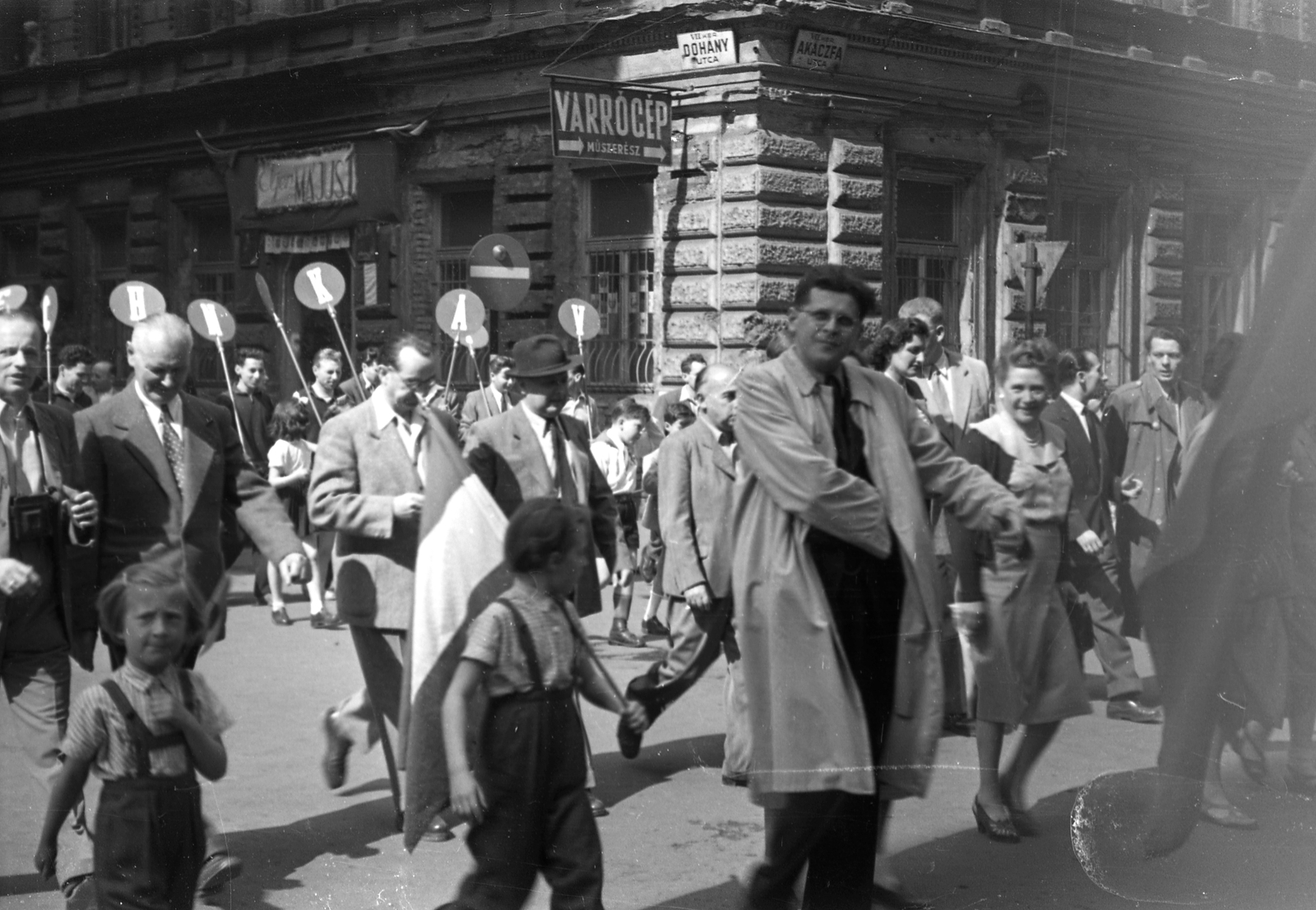 Hungary, Budapest VII., Dohány utca - Akácfa utca sarok, május 1-i felvonulás résztvevői., 1955, FŐMTERV, 1st of May parade, Budapest, Fortepan #251017