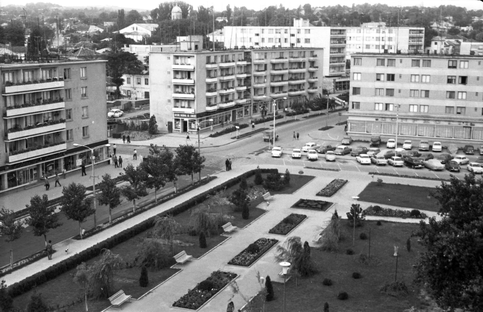 Románia, Tulcsa, kilátás a Hotel Deltából, balra a Strada Isaccei., 1970, Nagy József, modern építészet, pihenőhely, parkoló, Fortepan #25102