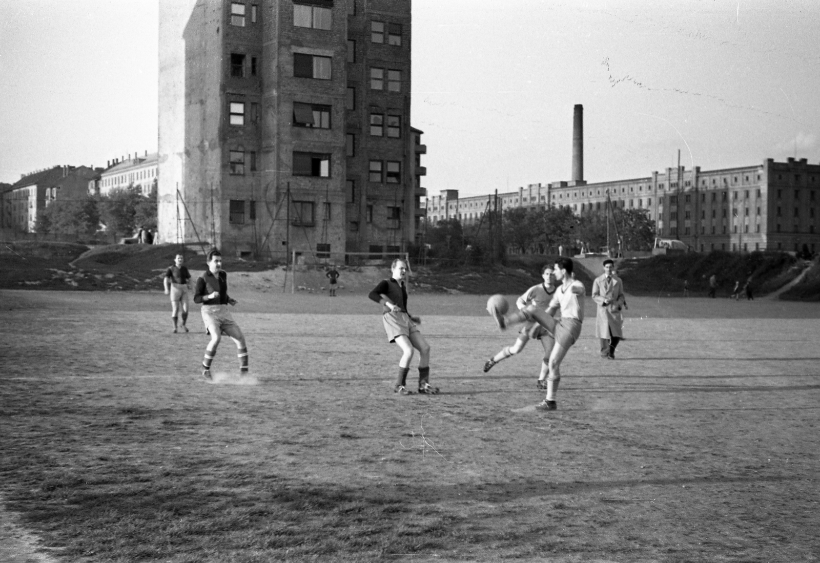 Hungary, Budapest XI., sportpálya a mai Baranyai tér helyén, háttérben az Október huszonharmadika (Schönherz Zoltán) utca 17. számú ház és a Lágymányosi Dohánygyár látható., 1955, FŐMTERV, Budapest, football, Fortepan #251021