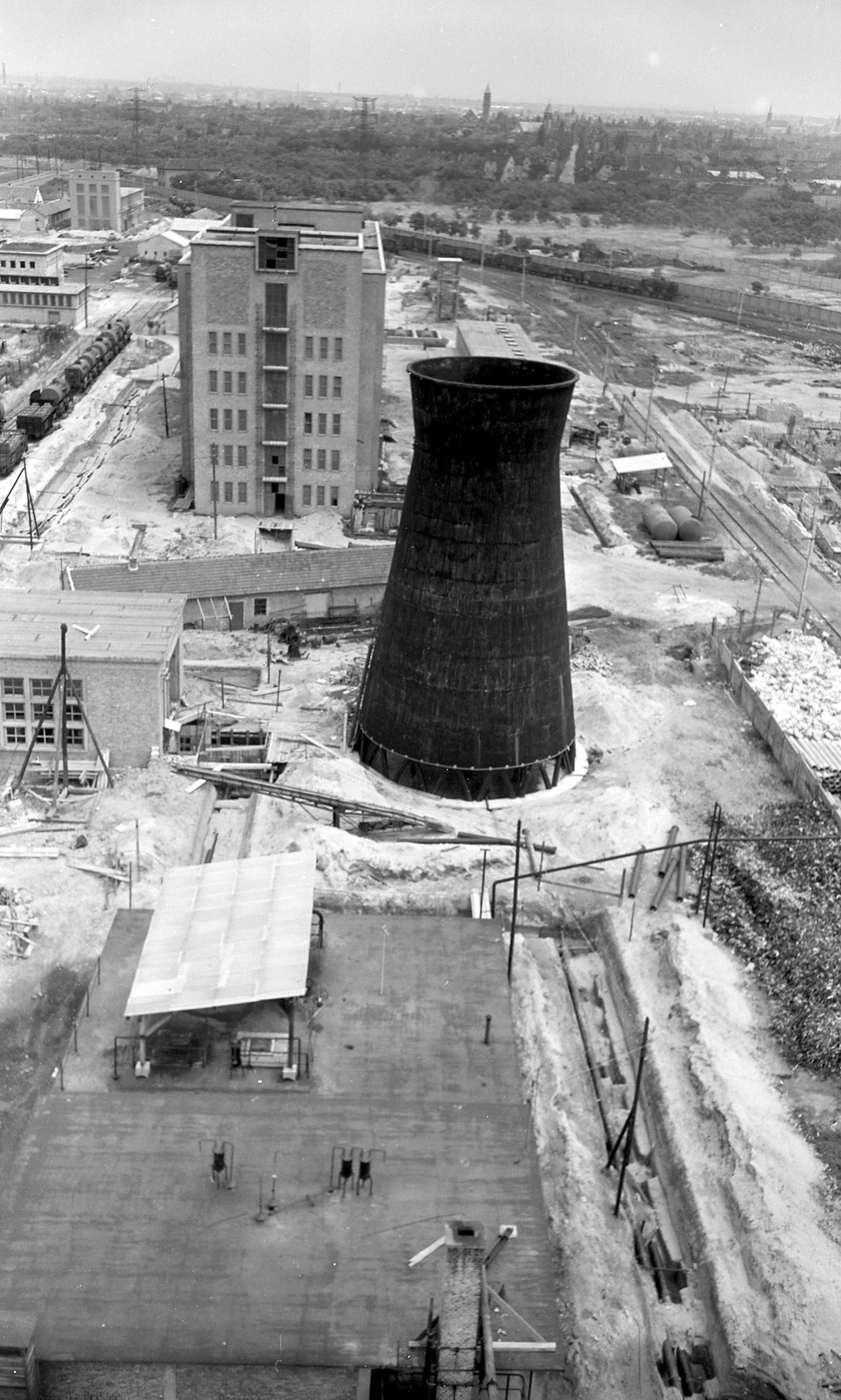 Hungary, Budapest IX., Illatos út, Hungária Vegyiművek, kilátás a víztoronyból a hűtőtorny és a gépház felé., 1956, FŐMTERV, cooling tower, Budapest, Fortepan #251027