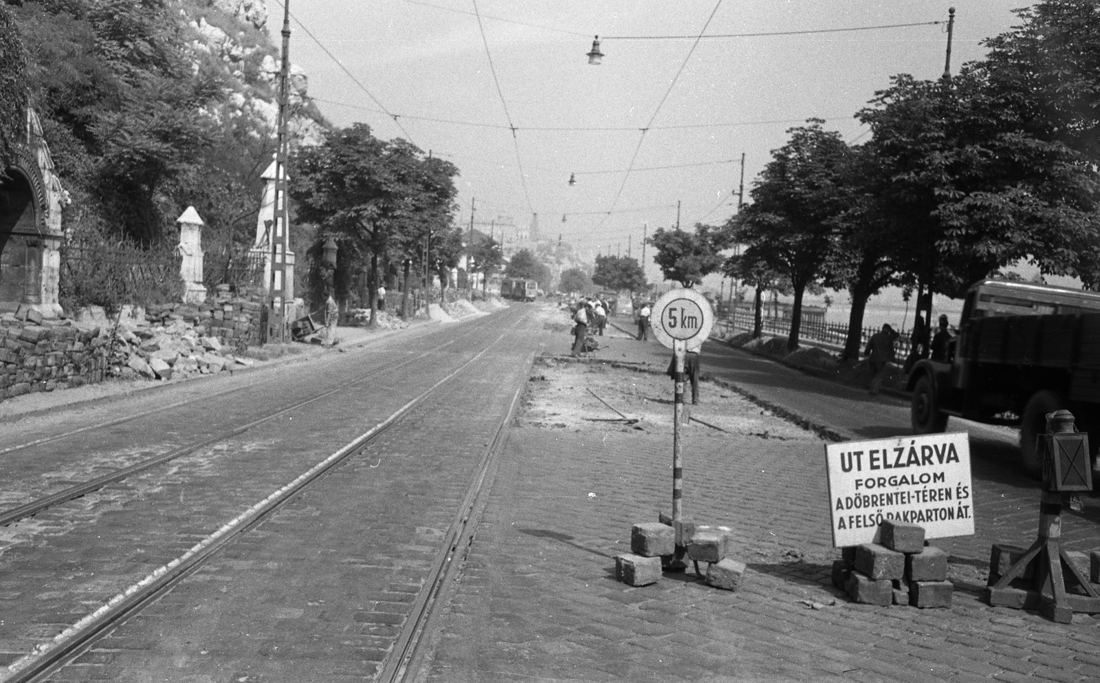 Hungary, Budapest I., Szent Gellért rakpart, a Szabadság híd irányából a Rudas fürdő felé nézve. A felvétel a villamosvonal átépítésekor készült., 1956, FŐMTERV, tram, road construction, wharf, cobblestones, Budapest, board, Fortepan #251030