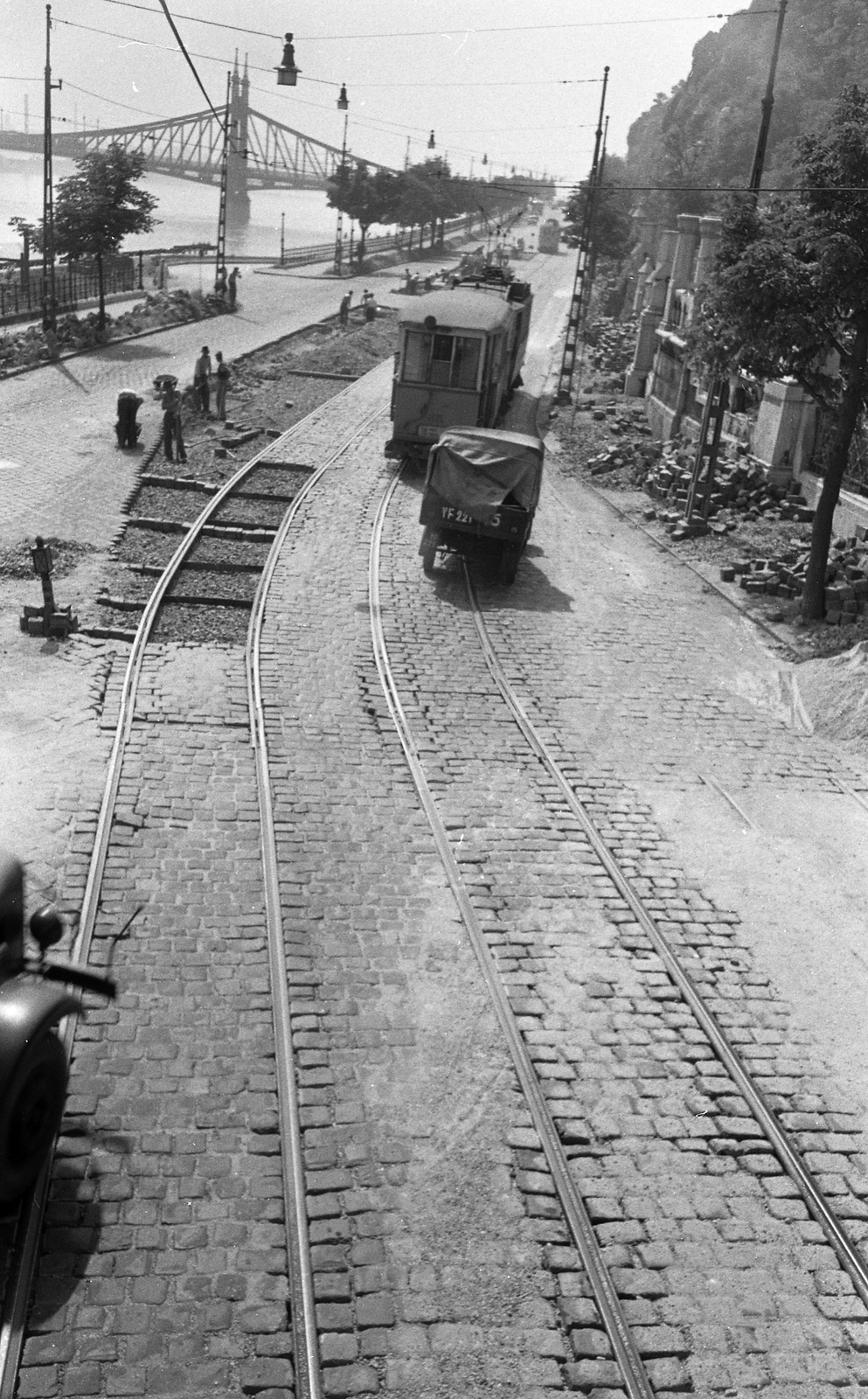 Hungary, Budapest I., Szent Gellért rakpart, a Rudas fürdőtől Szabadság híd felé nézve. A felvétel a villamosvonal átépítésekor készült., 1956, FŐMTERV, tram, road construction, Budapest, Fortepan #251032