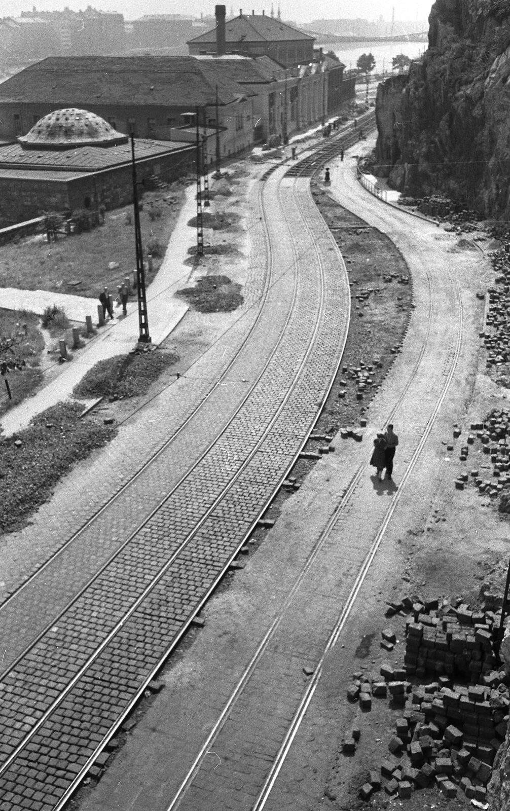 Hungary, Budapest I., kilátás a Szent Gellért lépcsőről a Szent Gellért rakpartra és a Rudas fürdőre. A felvétel a villamosvonal átépítésekor készült., 1956, FŐMTERV, Budapest, rails, Fortepan #251033