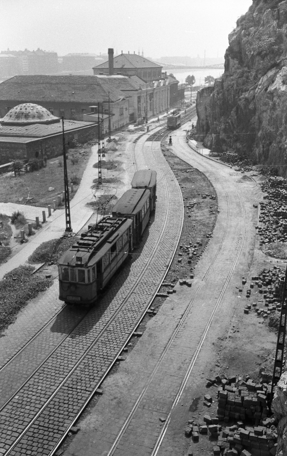 Hungary, Budapest I., kilátás a Szent Gellért lépcsőről a Szent Gellért rakpartra és a Rudas fürdőre. A felvétel a villamosvonal átépítésekor készült., 1956, FŐMTERV, Budapest, tram, Fortepan #251034