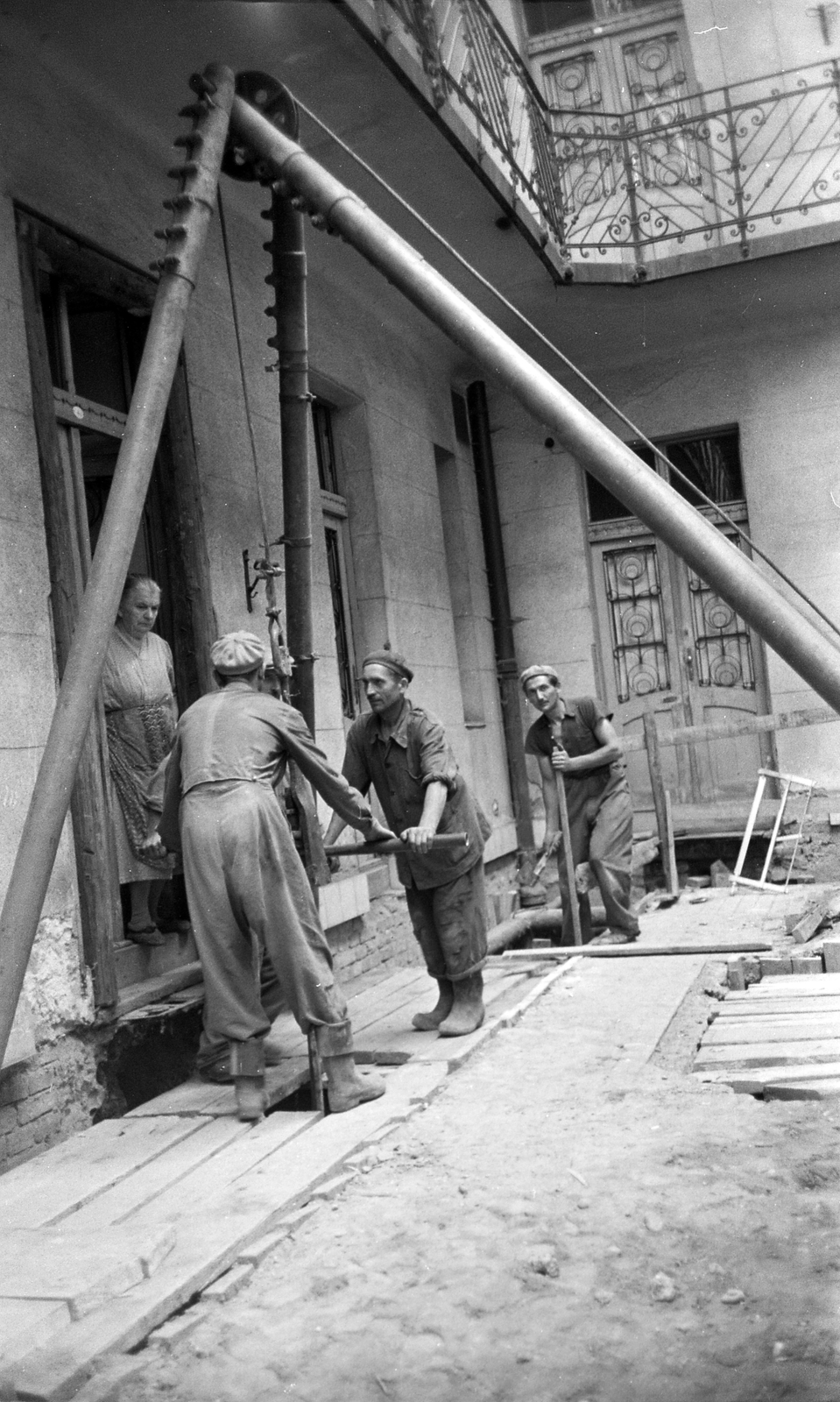 Hungary, Budapest IX., talajfeltáró fúrás egy Soroksári úti ház udvarában., 1956, FŐMTERV, Budapest, boring machine, Fortepan #251035